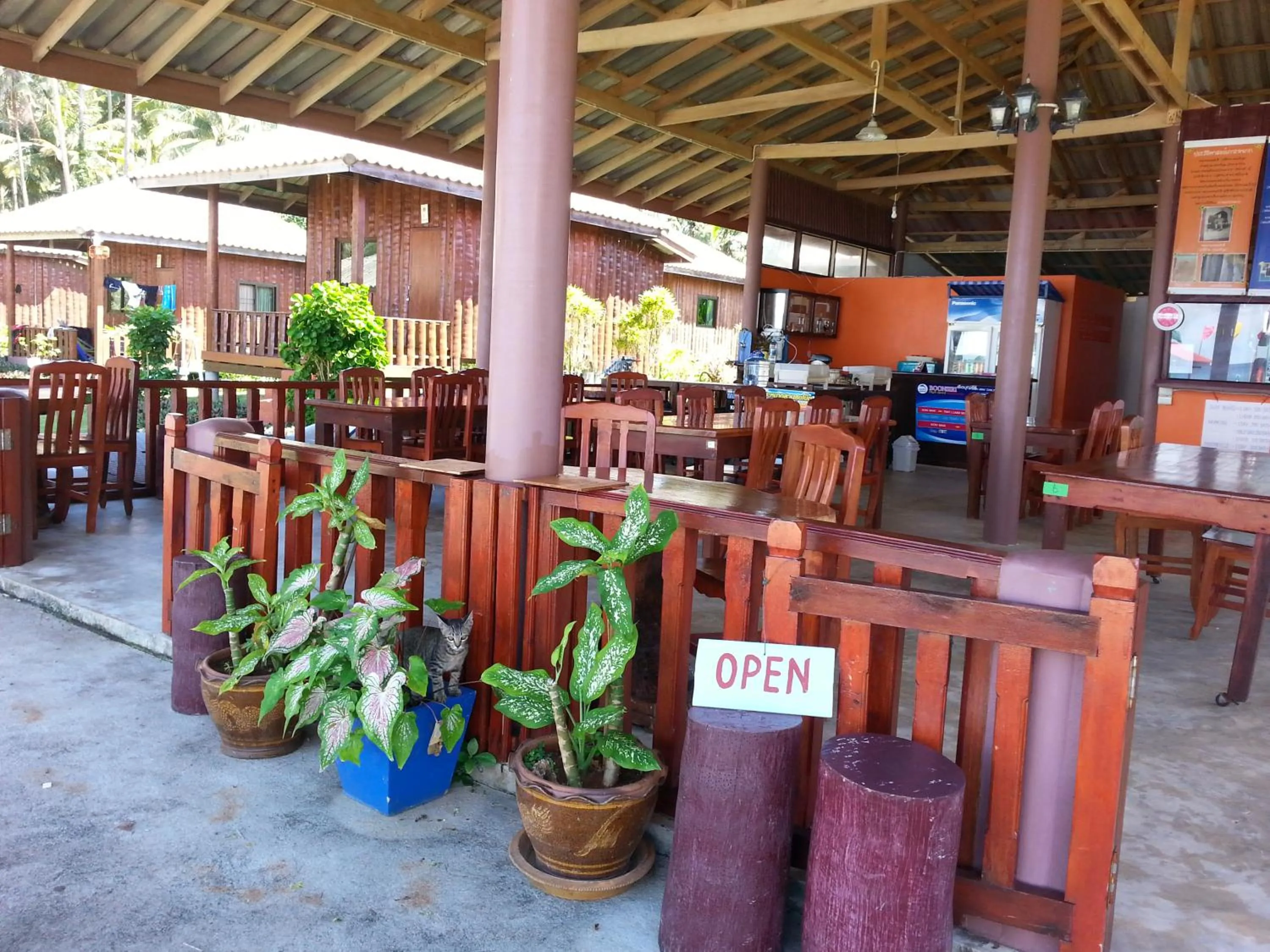 Restaurant/places to eat in Happy Days Resort