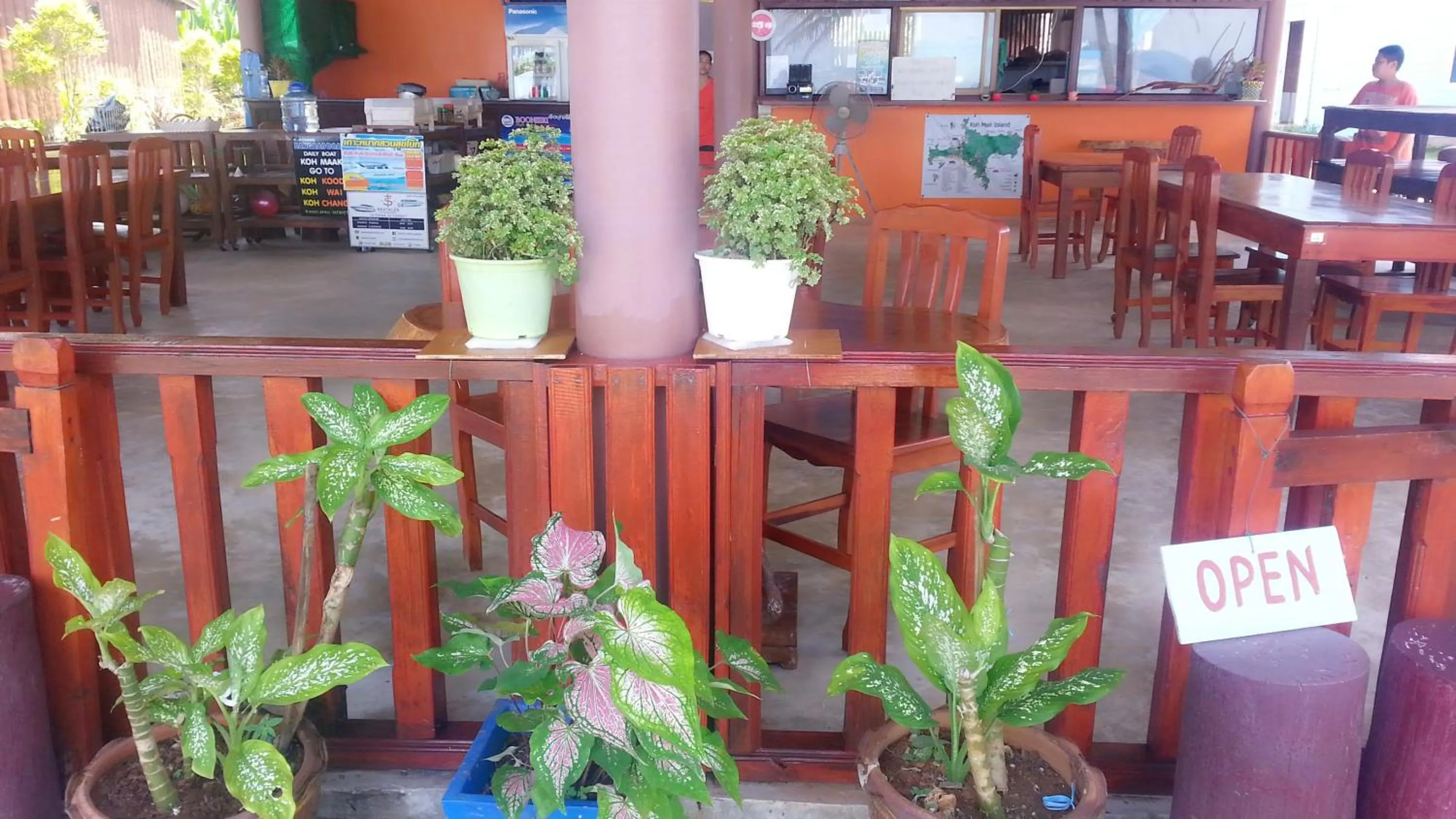 Restaurant/places to eat in Happy Days Resort