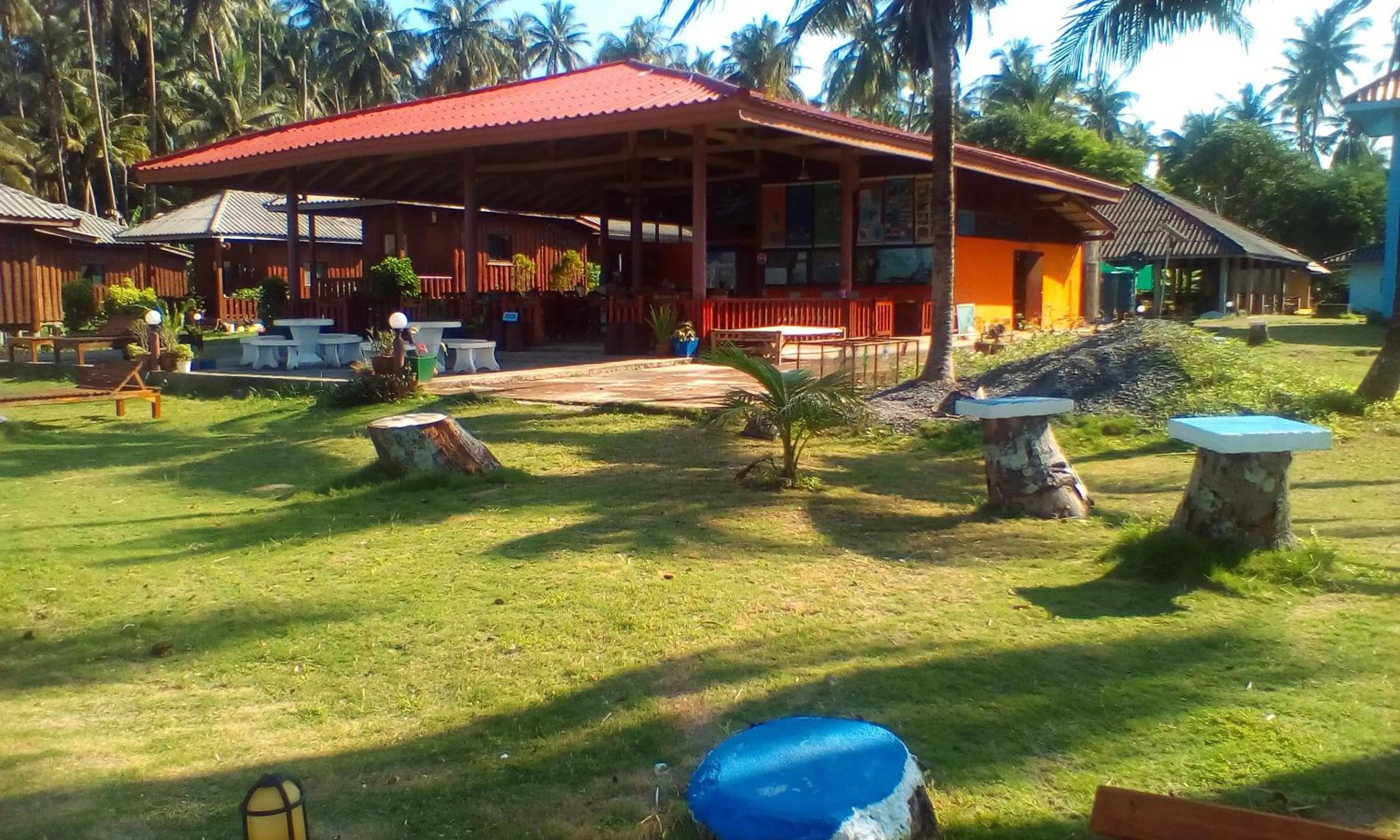 Restaurant/places to eat in Happy Days Resort