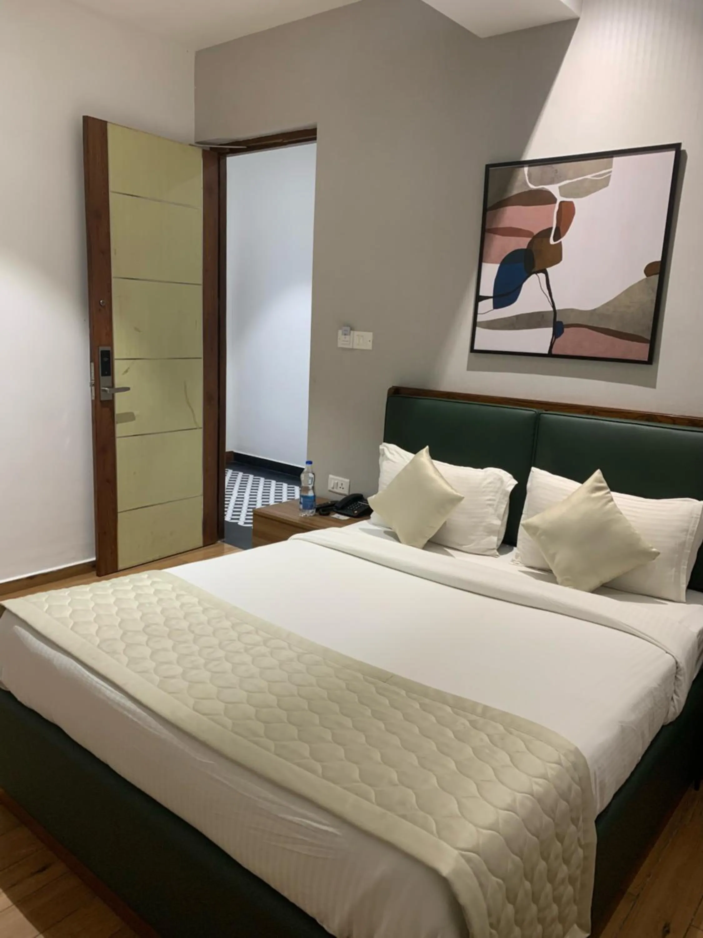 Photo of the whole room, Bed in Pondy Heights - Suites and Studios