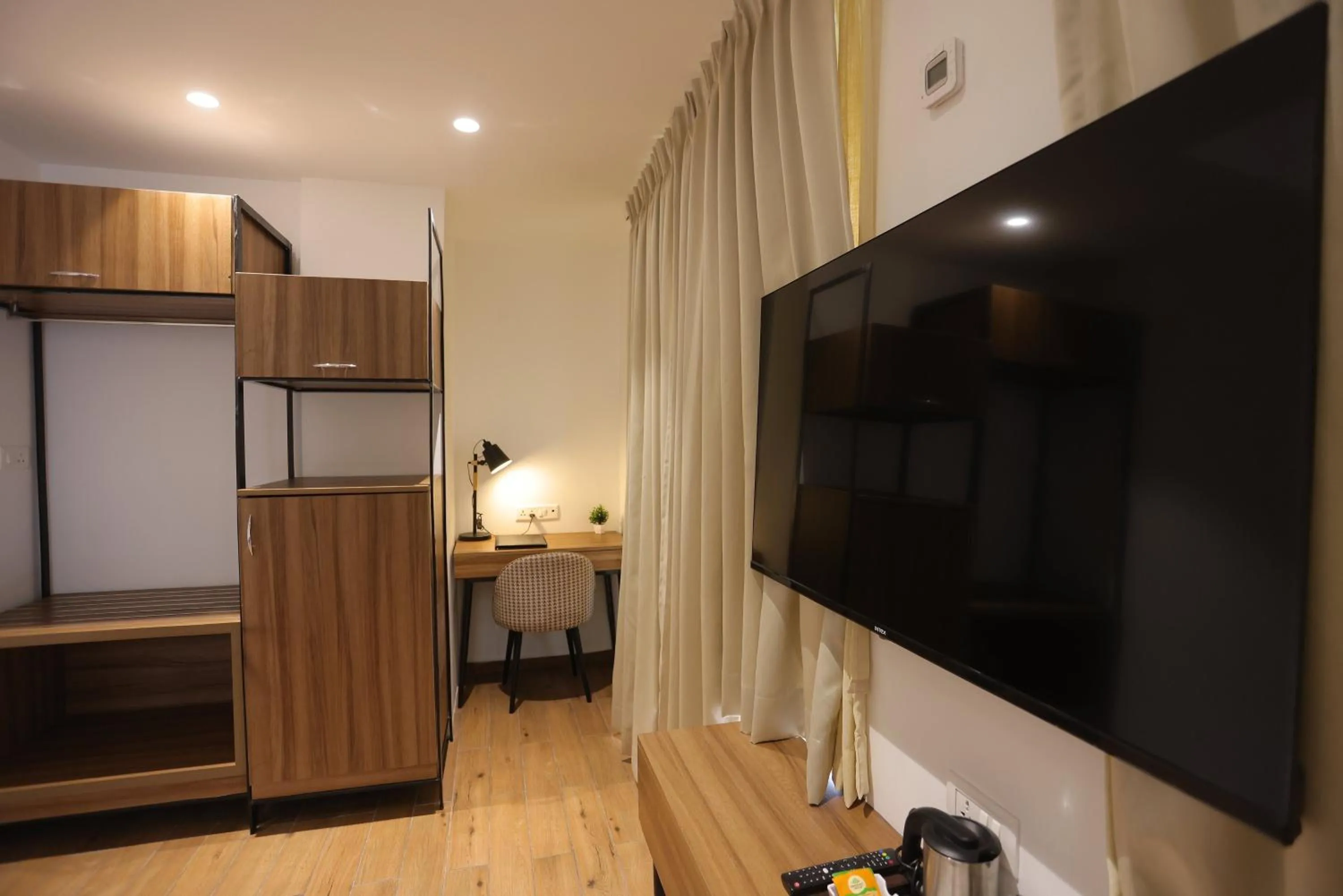 TV and multimedia in Pondy Heights - Suites and Studios