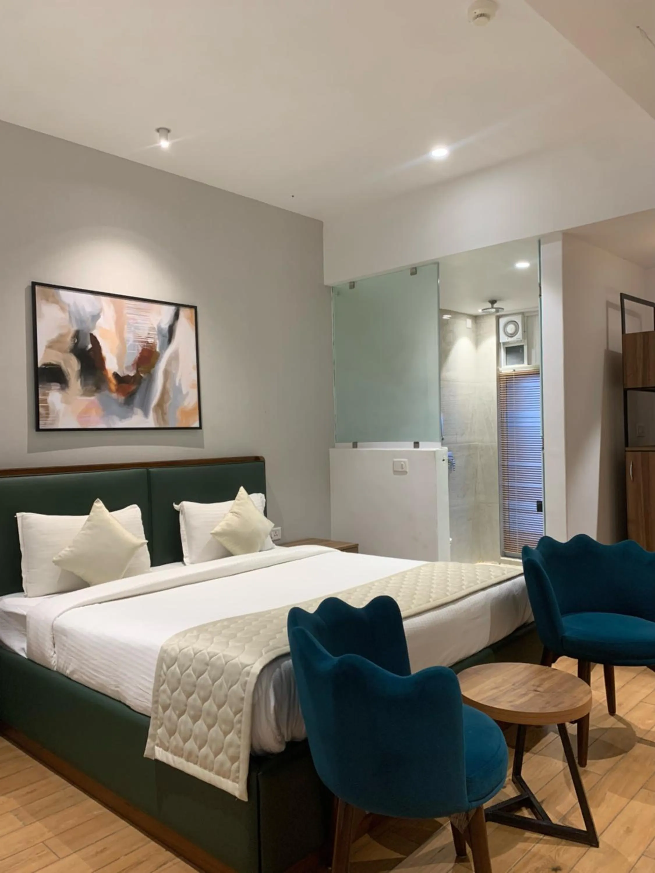 TV and multimedia, Bed in Pondy Heights - Suites and Studios