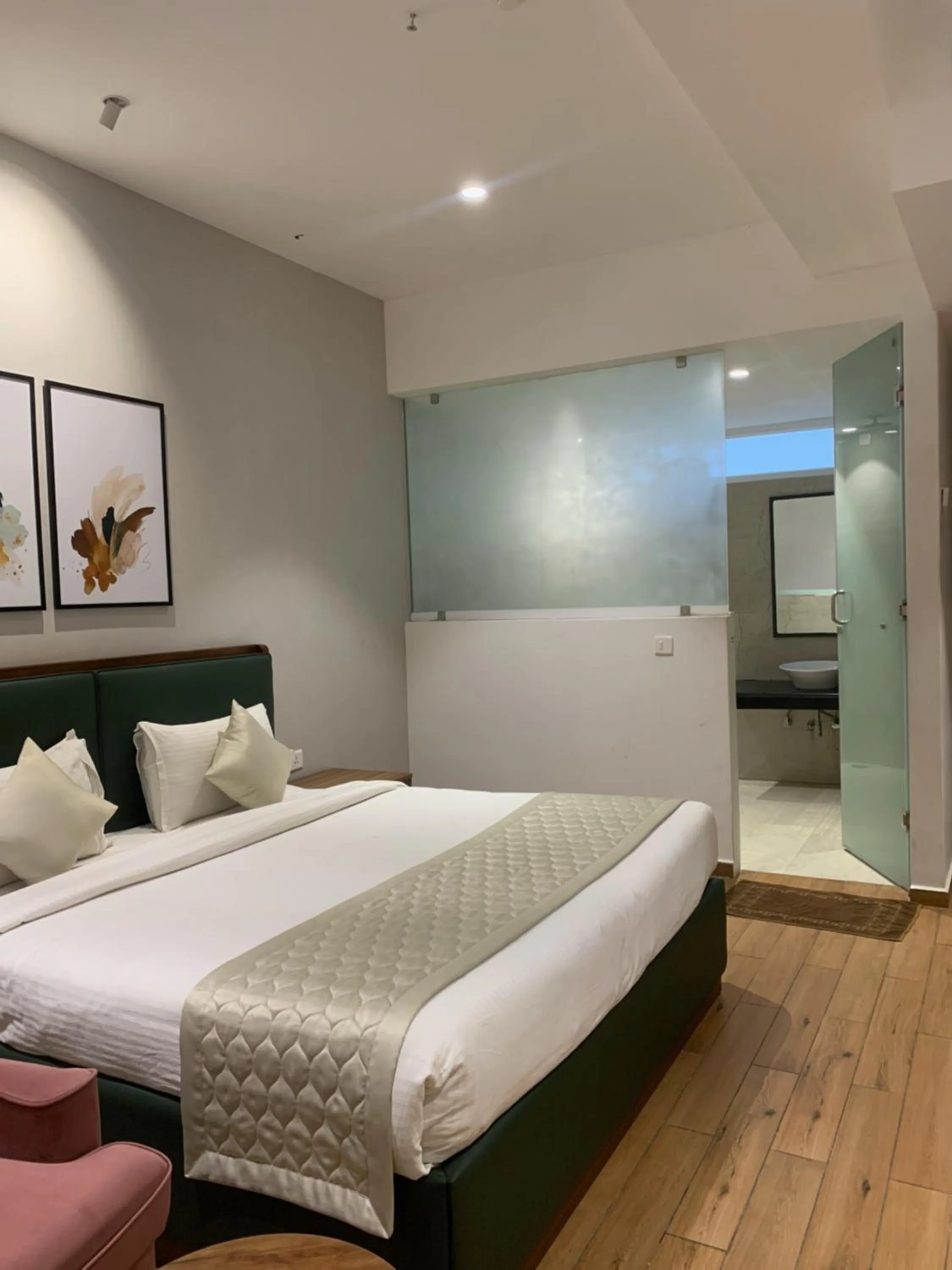 Photo of the whole room, Bed in Pondy Heights - Suites and Studios