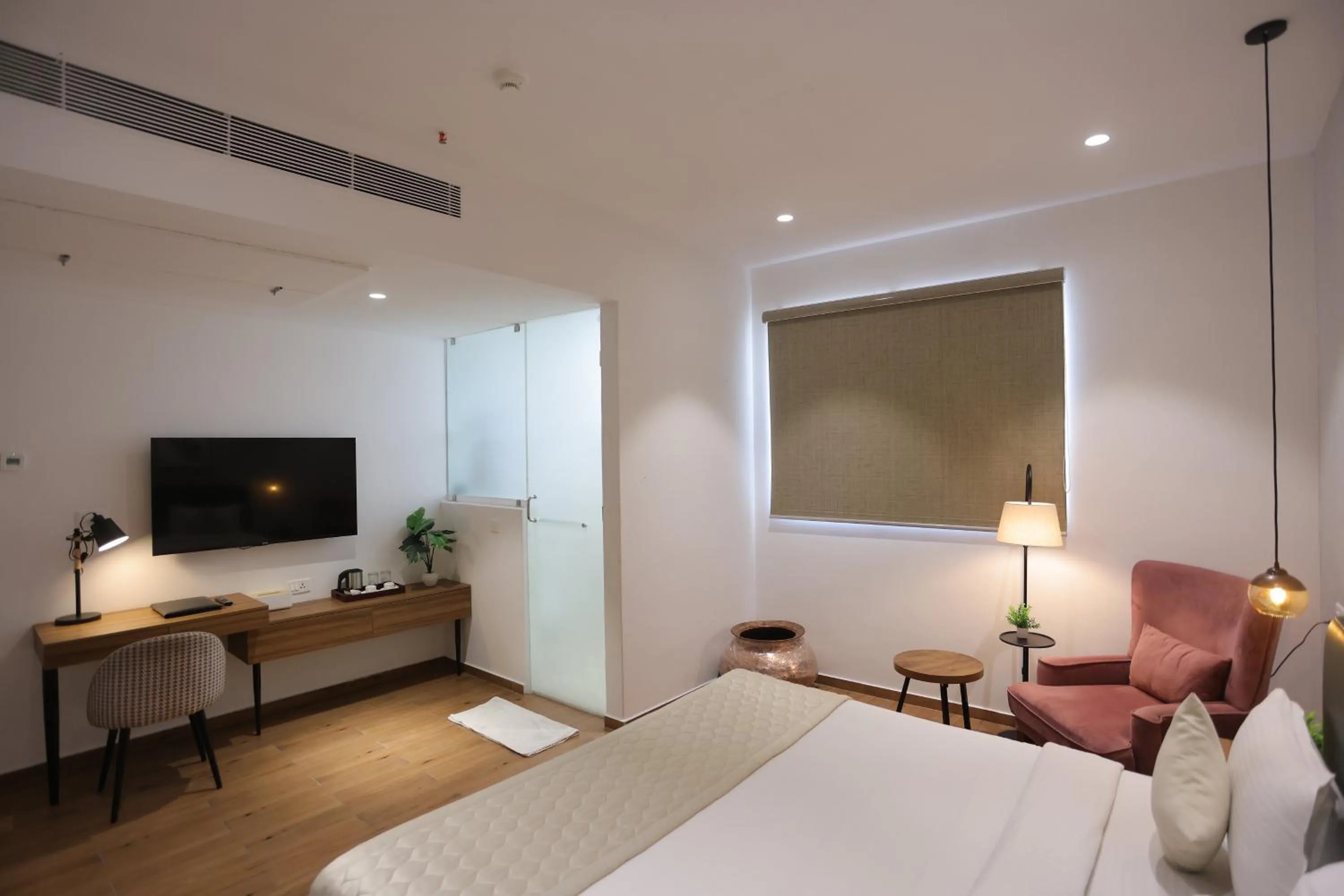 TV and multimedia, Bed in Pondy Heights - Suites and Studios