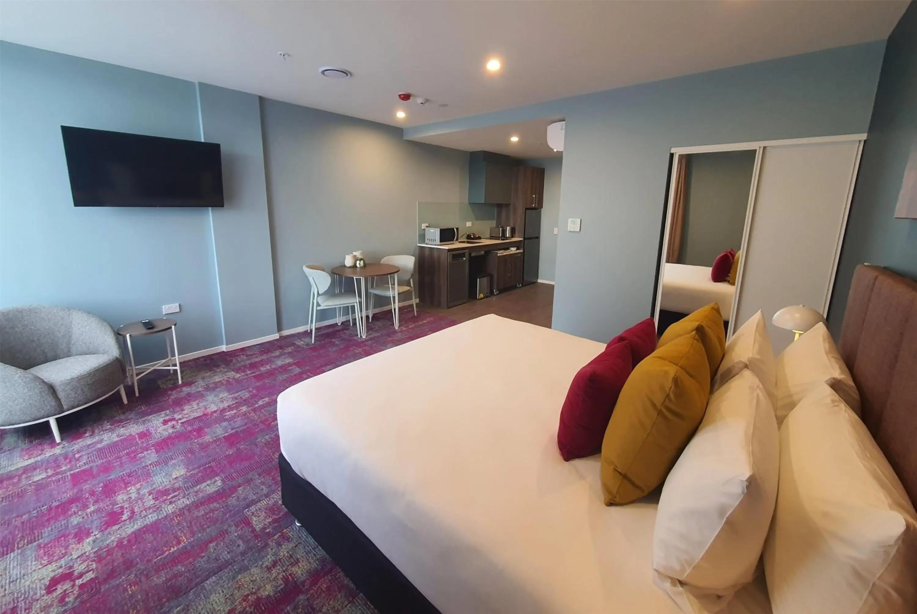 Photo of the whole room, Bed in La Quinta by Wyndham Parnell Auckland
