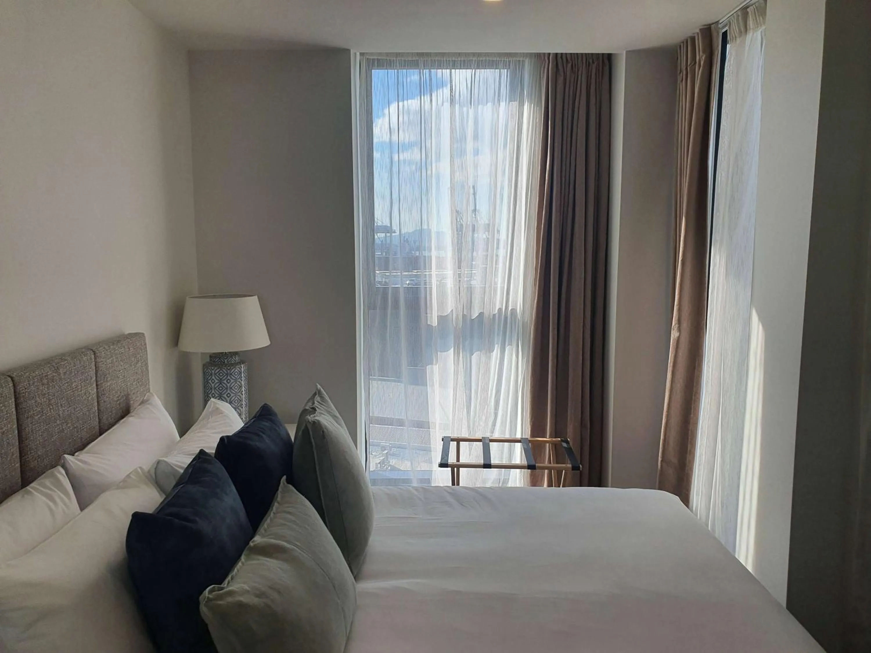 Photo of the whole room, Bed in La Quinta by Wyndham Parnell Auckland