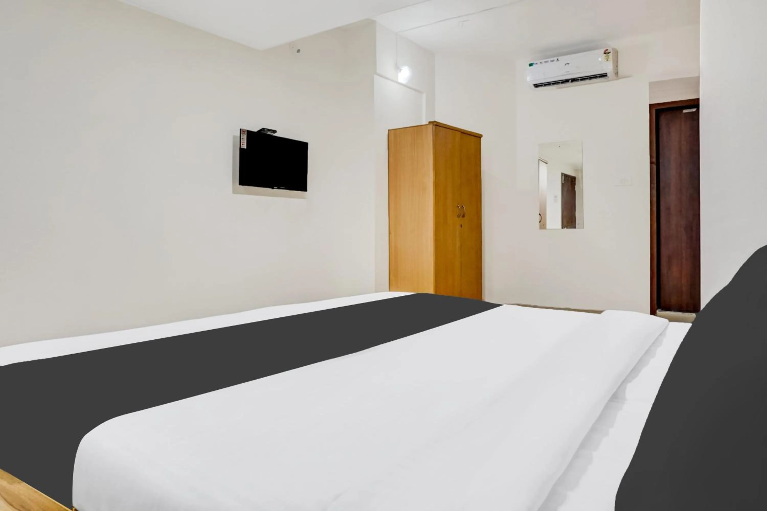 Bedroom, Bed in Hotel O Arusai Inn