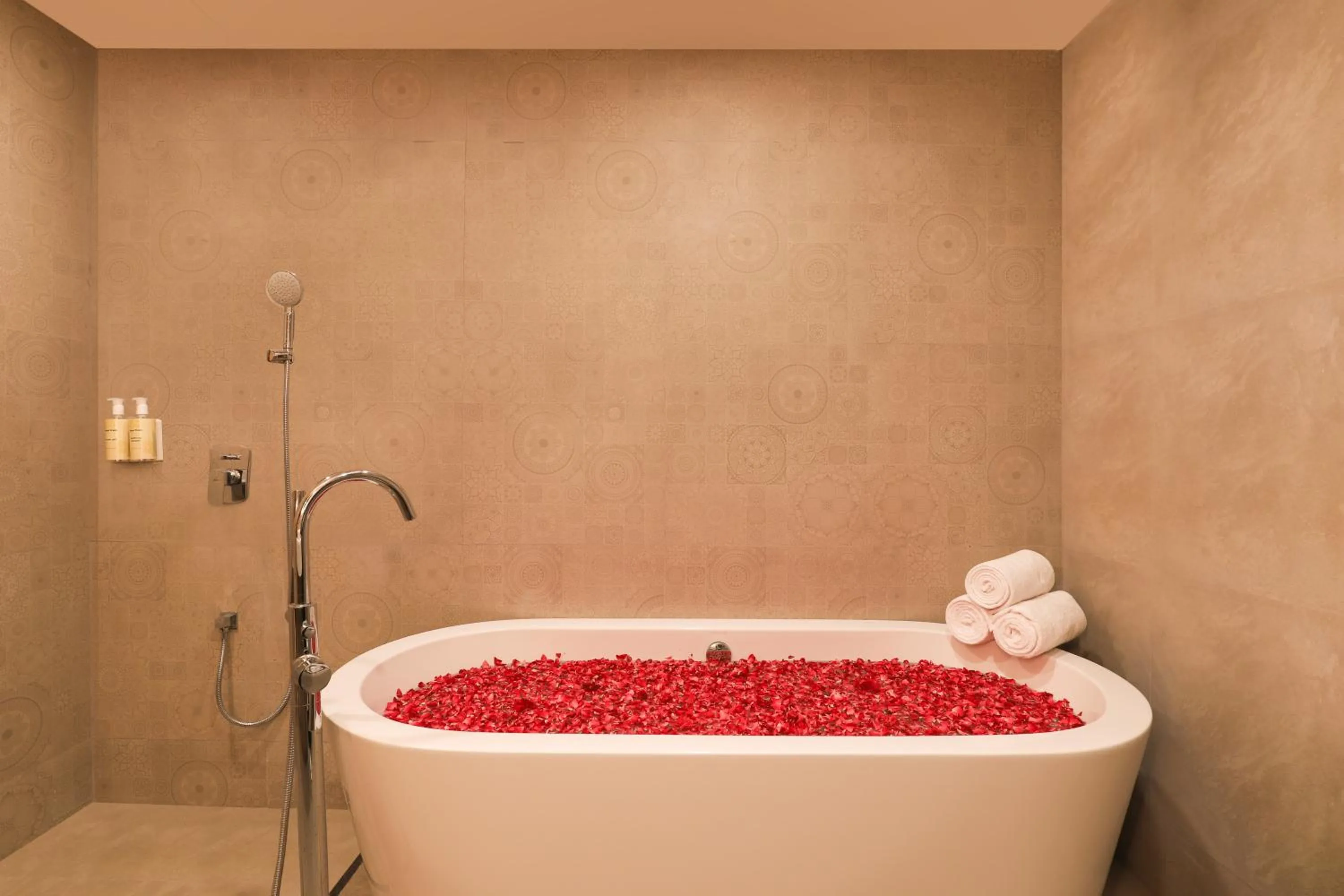 Bath in Lemon Tree Resort, Somnath