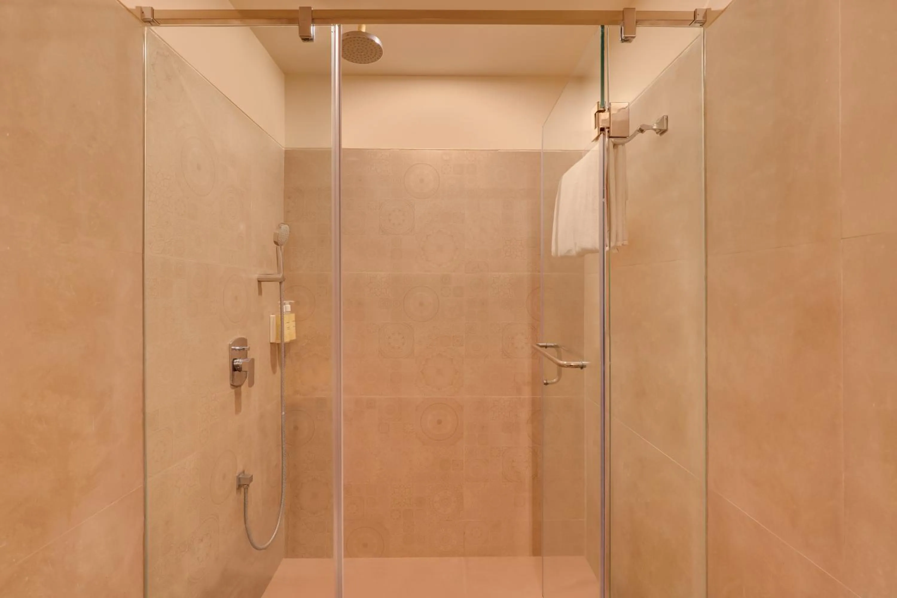 Shower in Lemon Tree Resort, Somnath