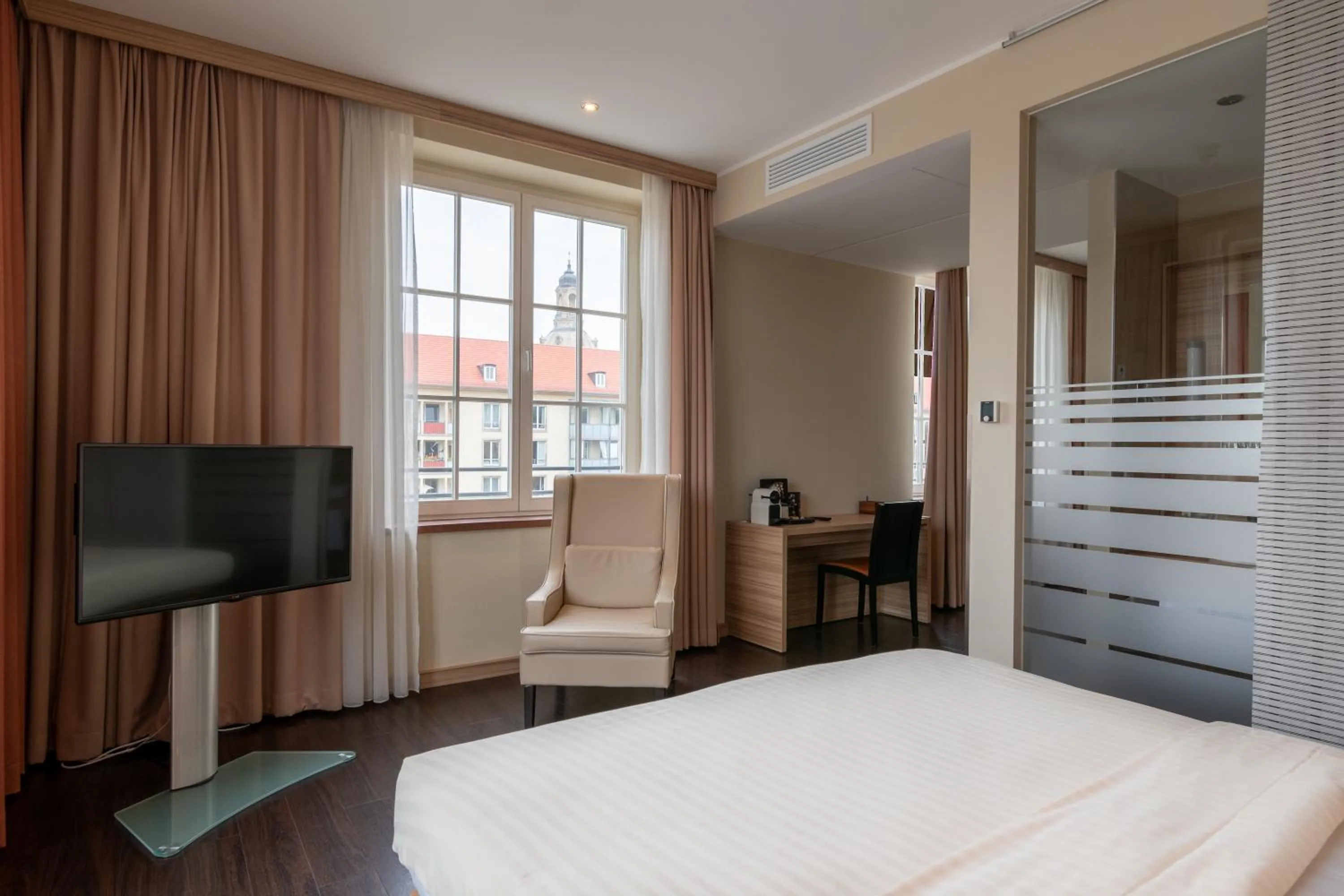 Photo of the whole room, Bed in Star G Hotel Premium Dresden Altmarkt