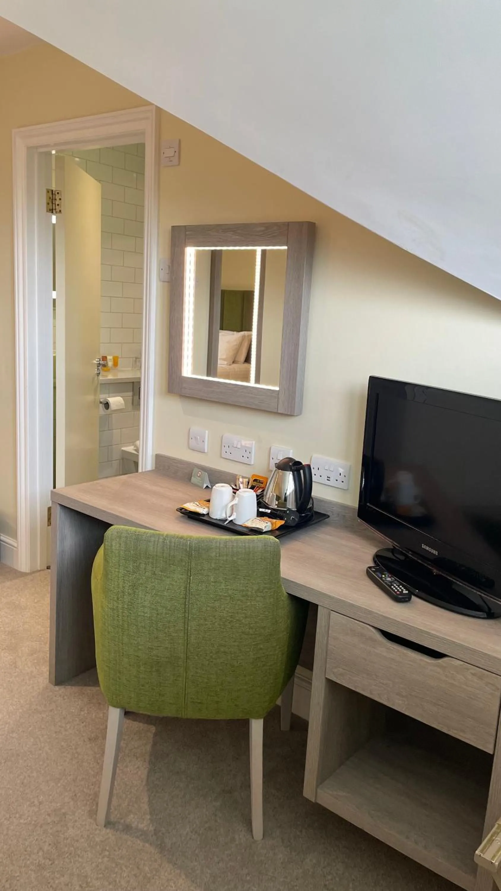 TV and multimedia in Hellidon Lakes Hotel