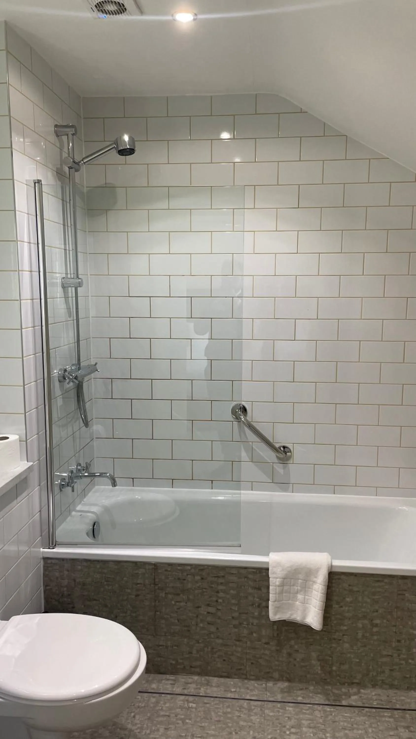 Shower in Hellidon Lakes Hotel