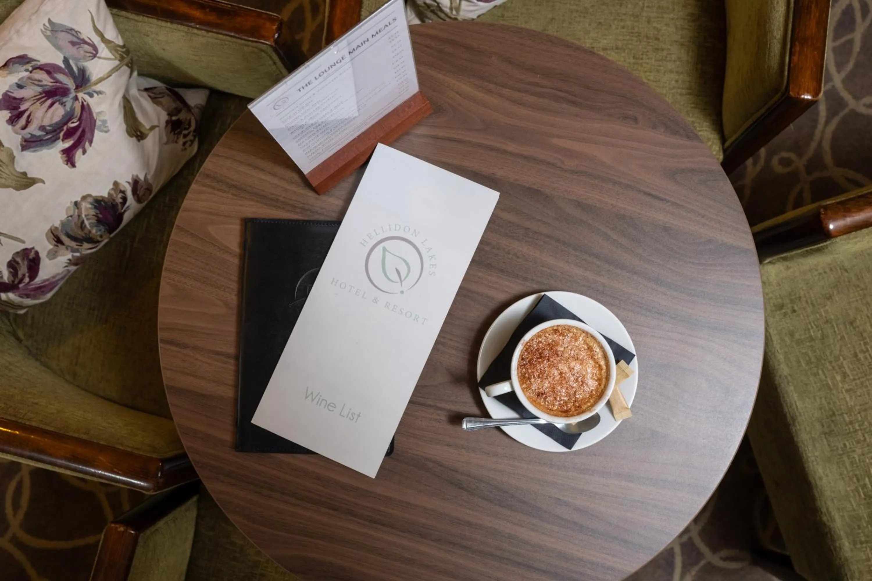 Lounge or bar in Hellidon Lakes Hotel