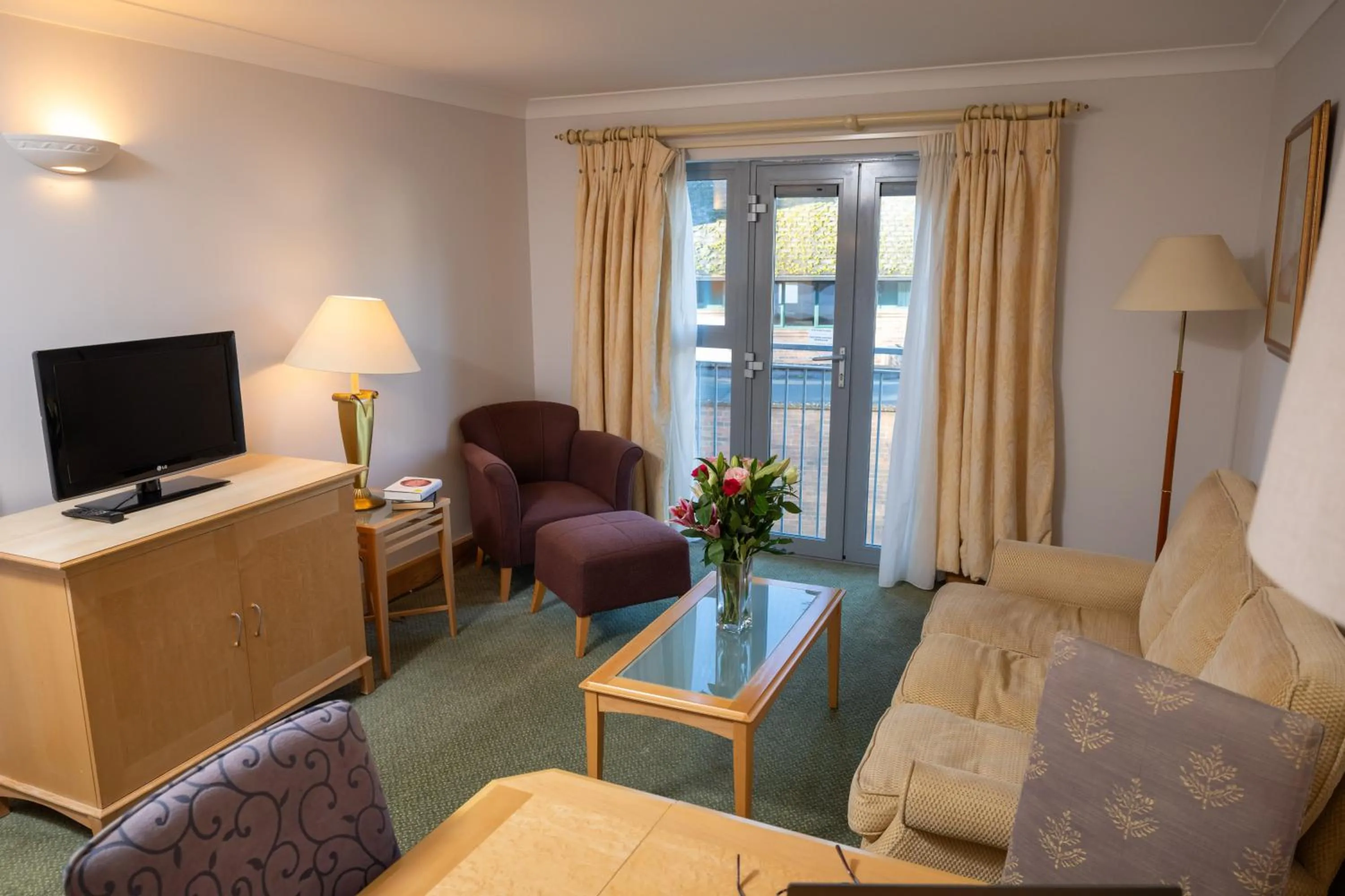 Seating area, Bed in Hellidon Lakes Hotel