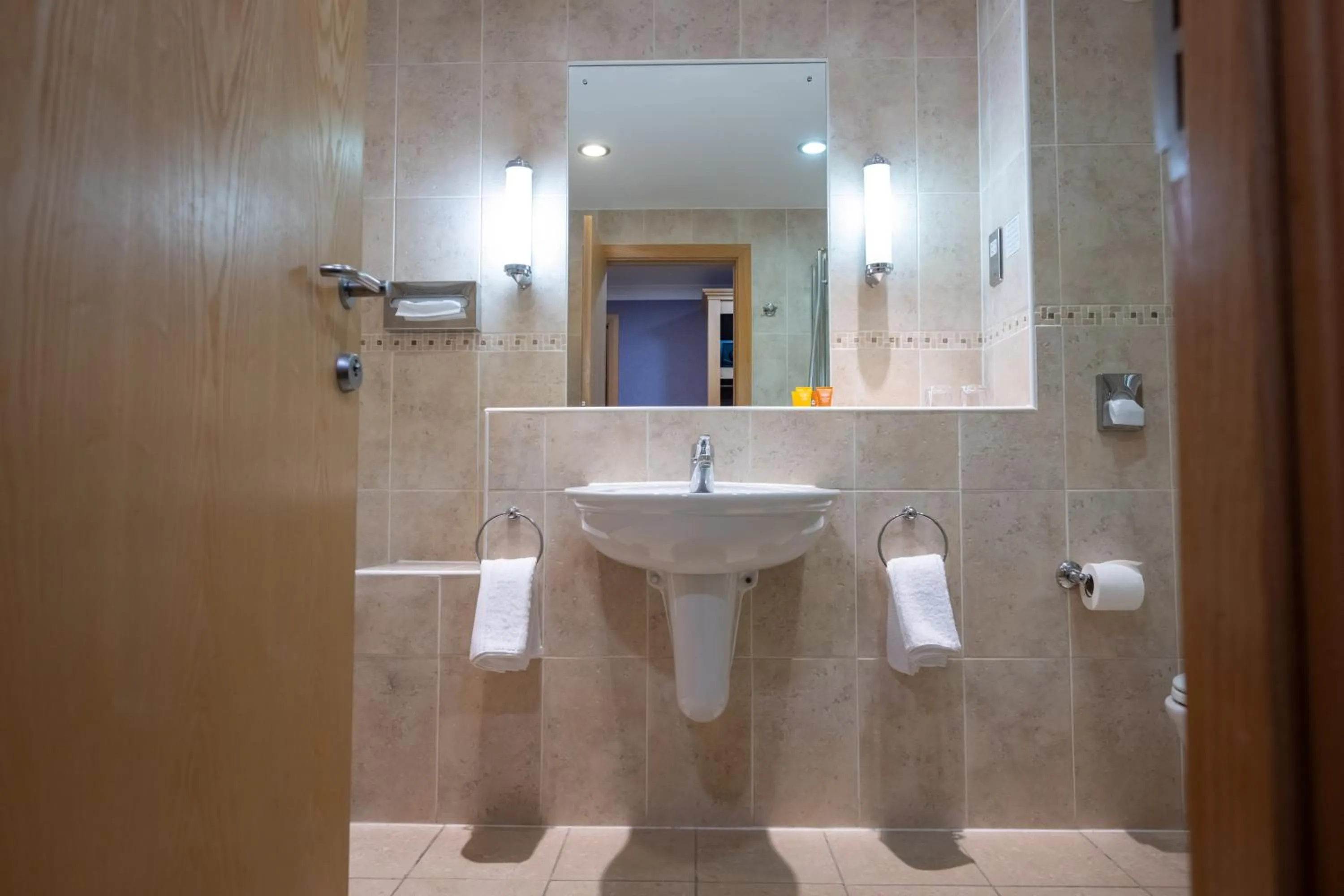 Bathroom in Hellidon Lakes Hotel