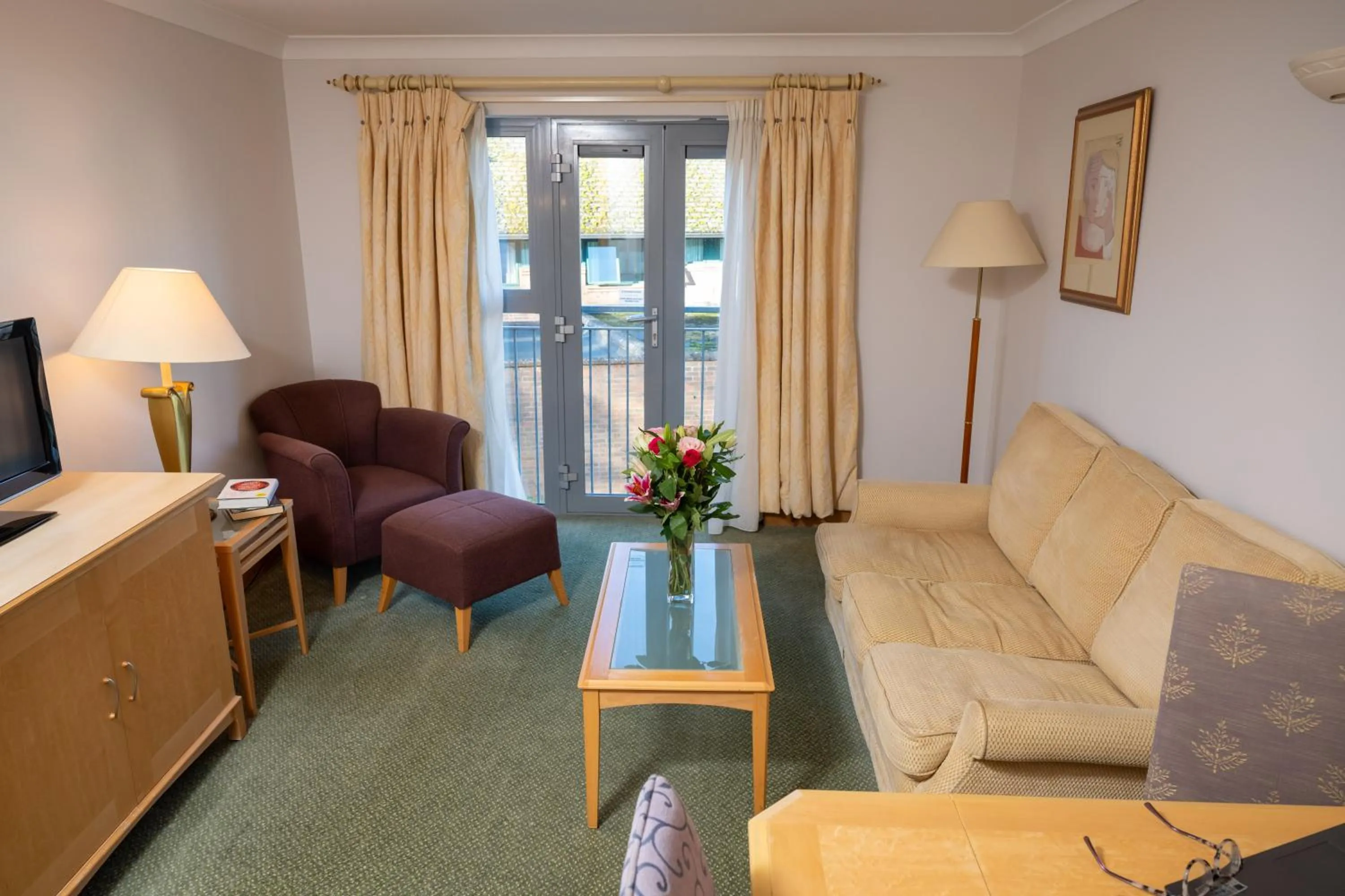 Living room in Hellidon Lakes Hotel