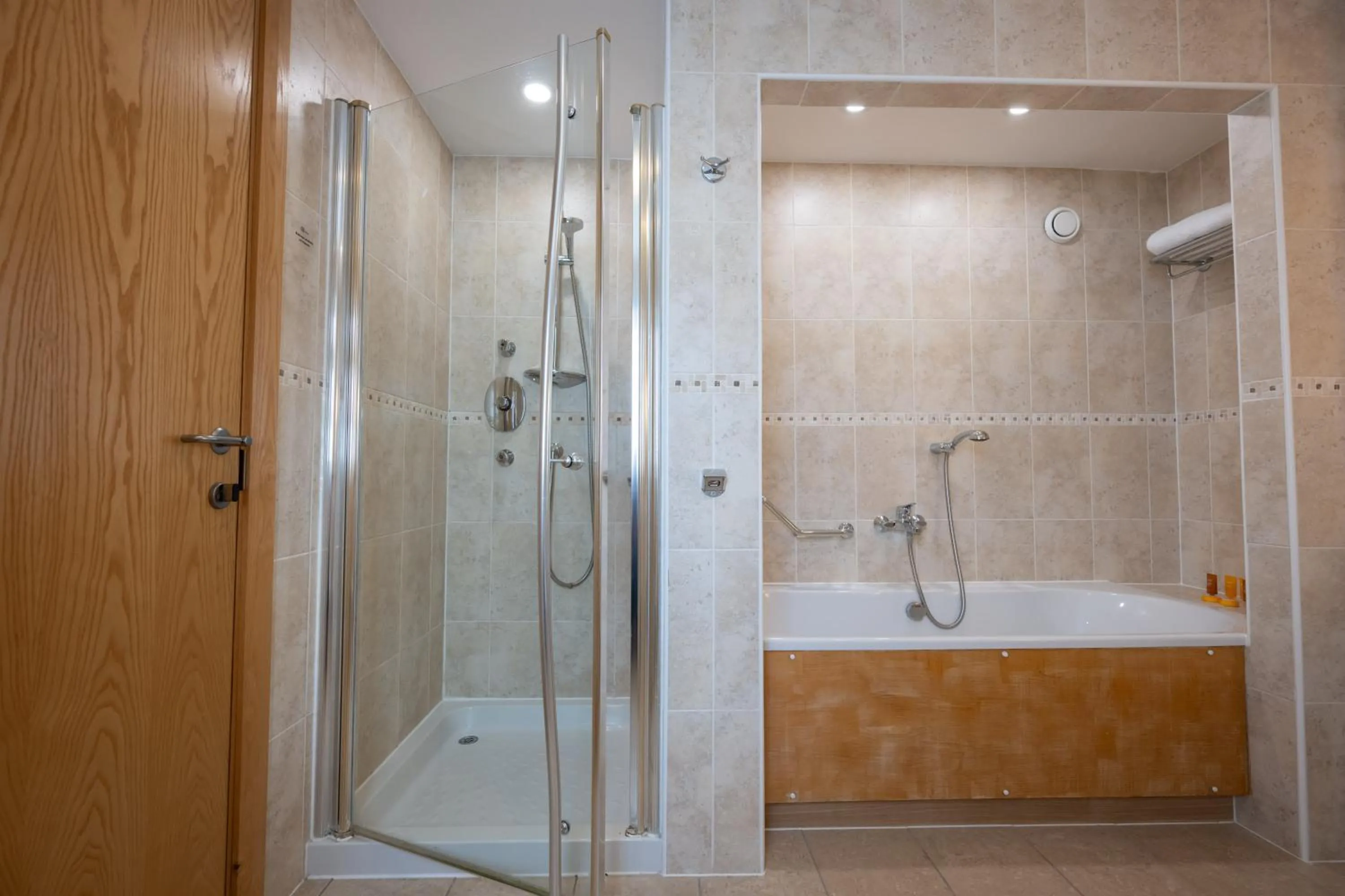 Shower in Hellidon Lakes Hotel