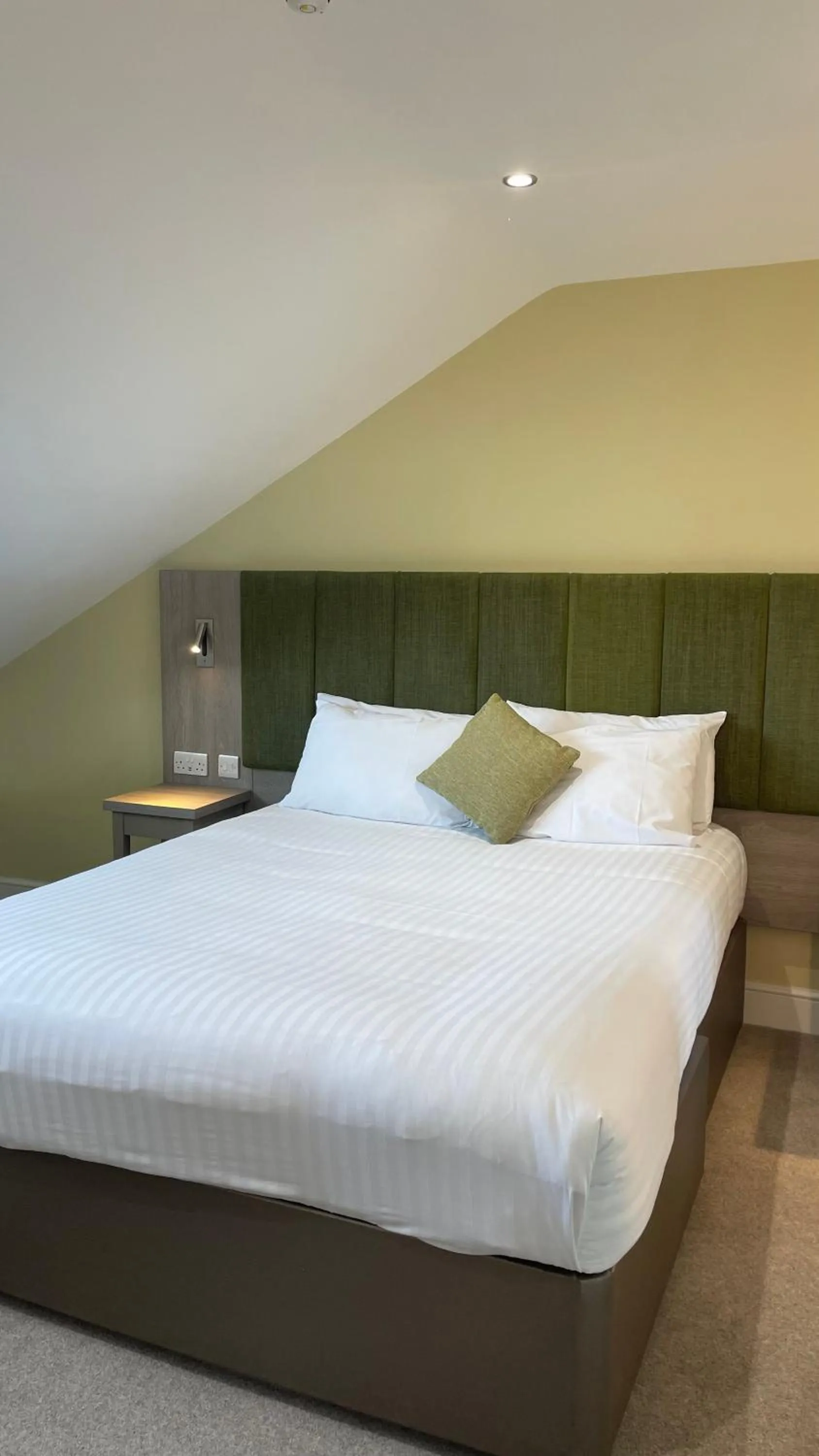 Bedroom, Bed in Hellidon Lakes Hotel
