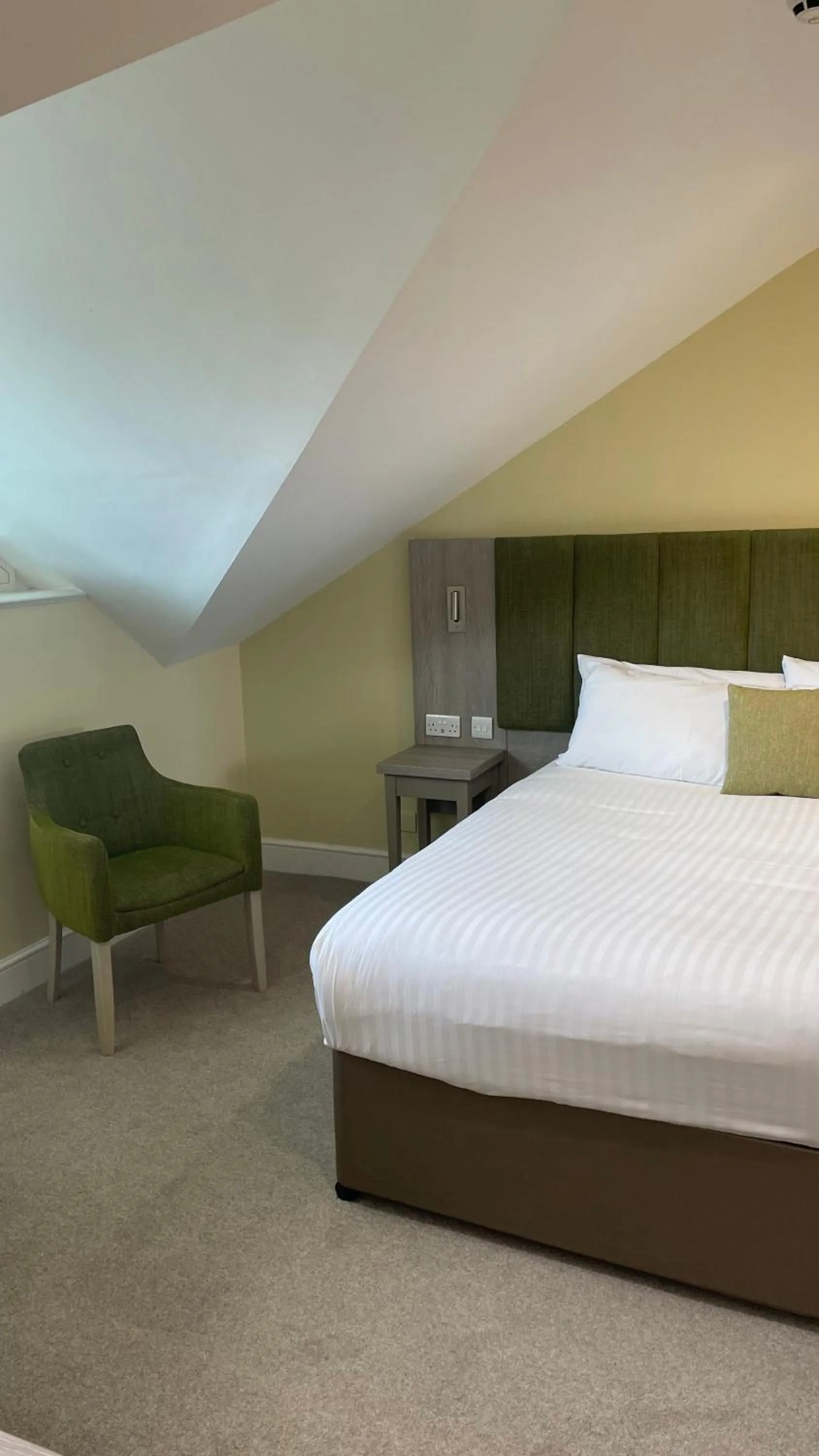 Photo of the whole room, Bed in Hellidon Lakes Hotel