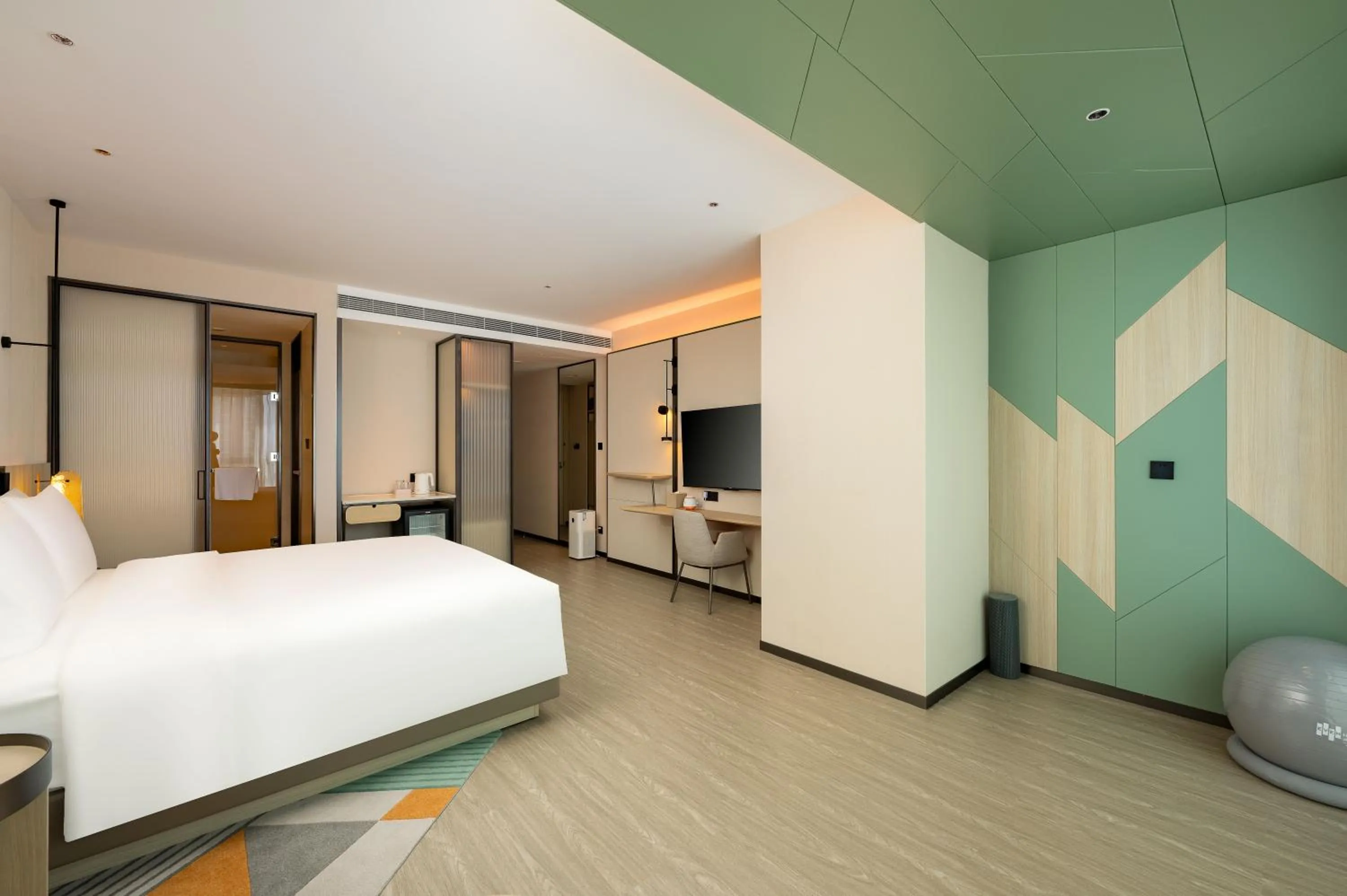 Property building, Bed in EVEN Hotel Qingdao Laoshan - an IHG Hotel
