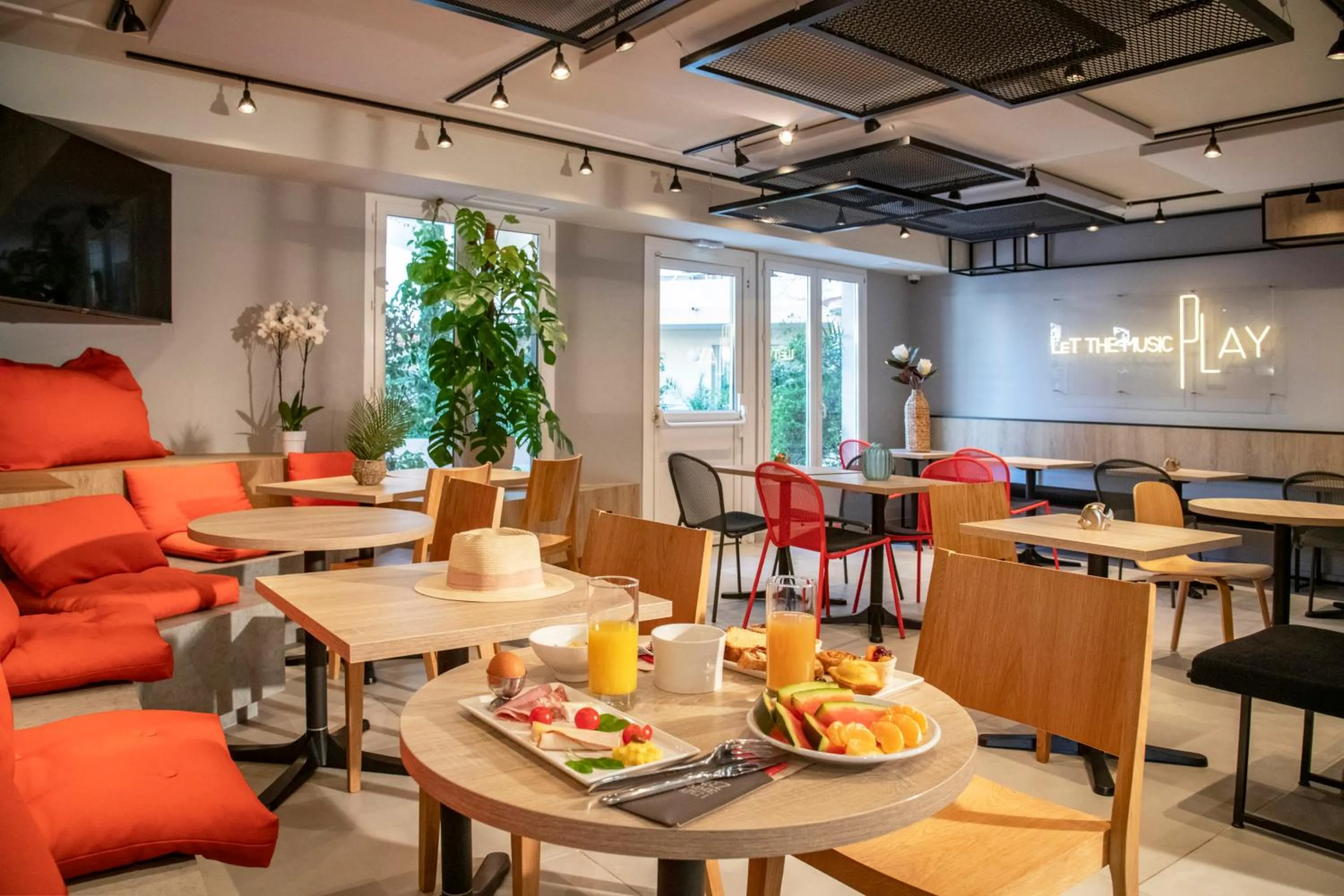 Lobby or reception in Ibis Roquebrune Cap Martin Menton