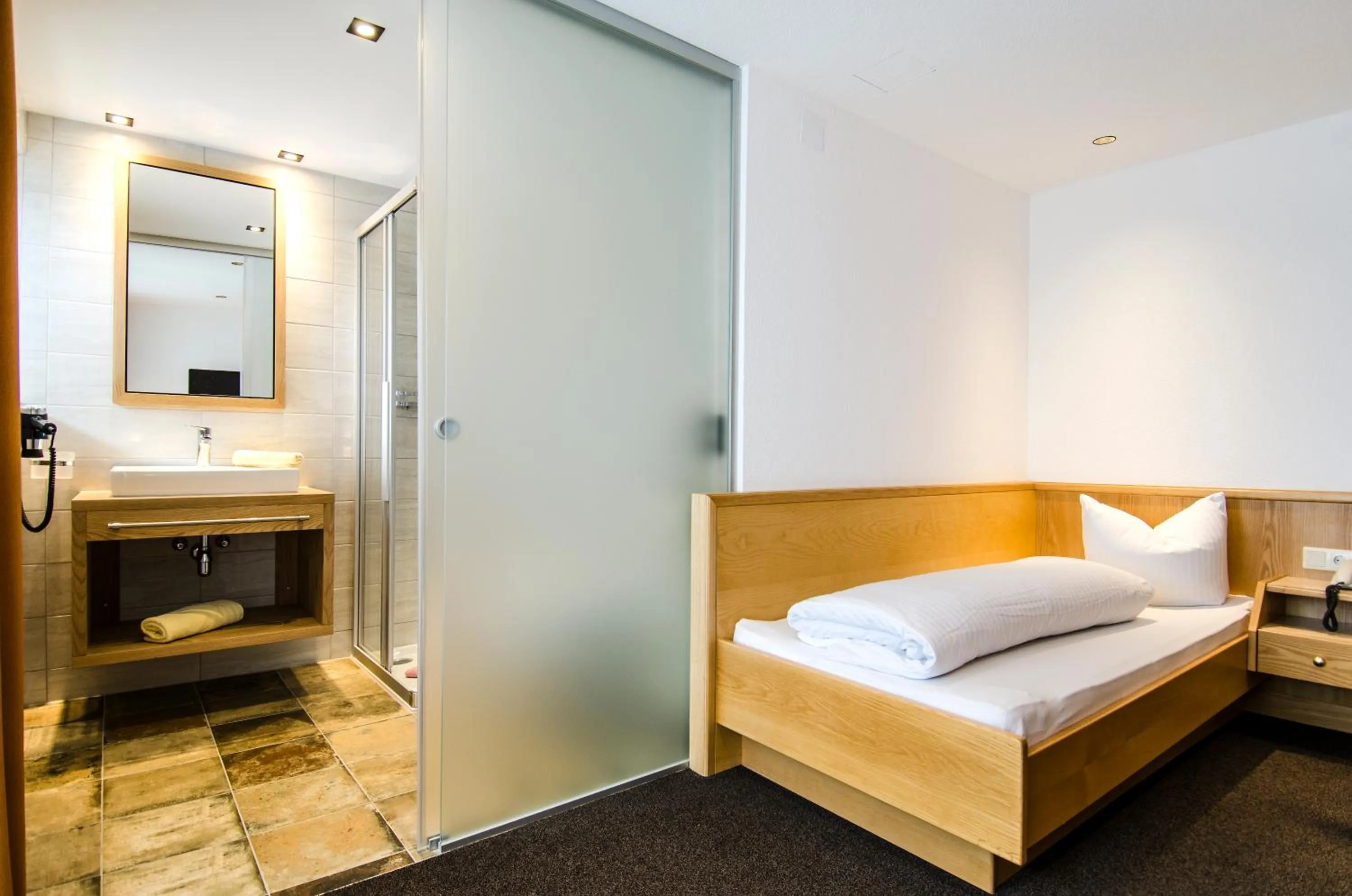 Shower, Bed in Hotel Garni Persutt