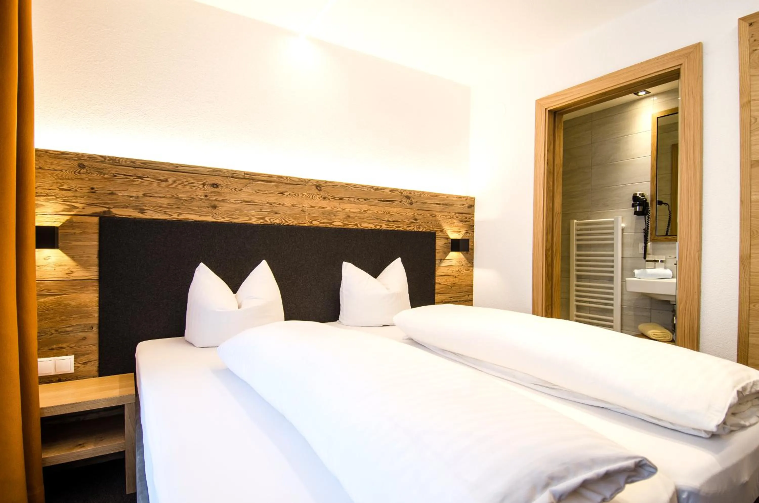 Shower, Bed in Hotel Garni Persutt