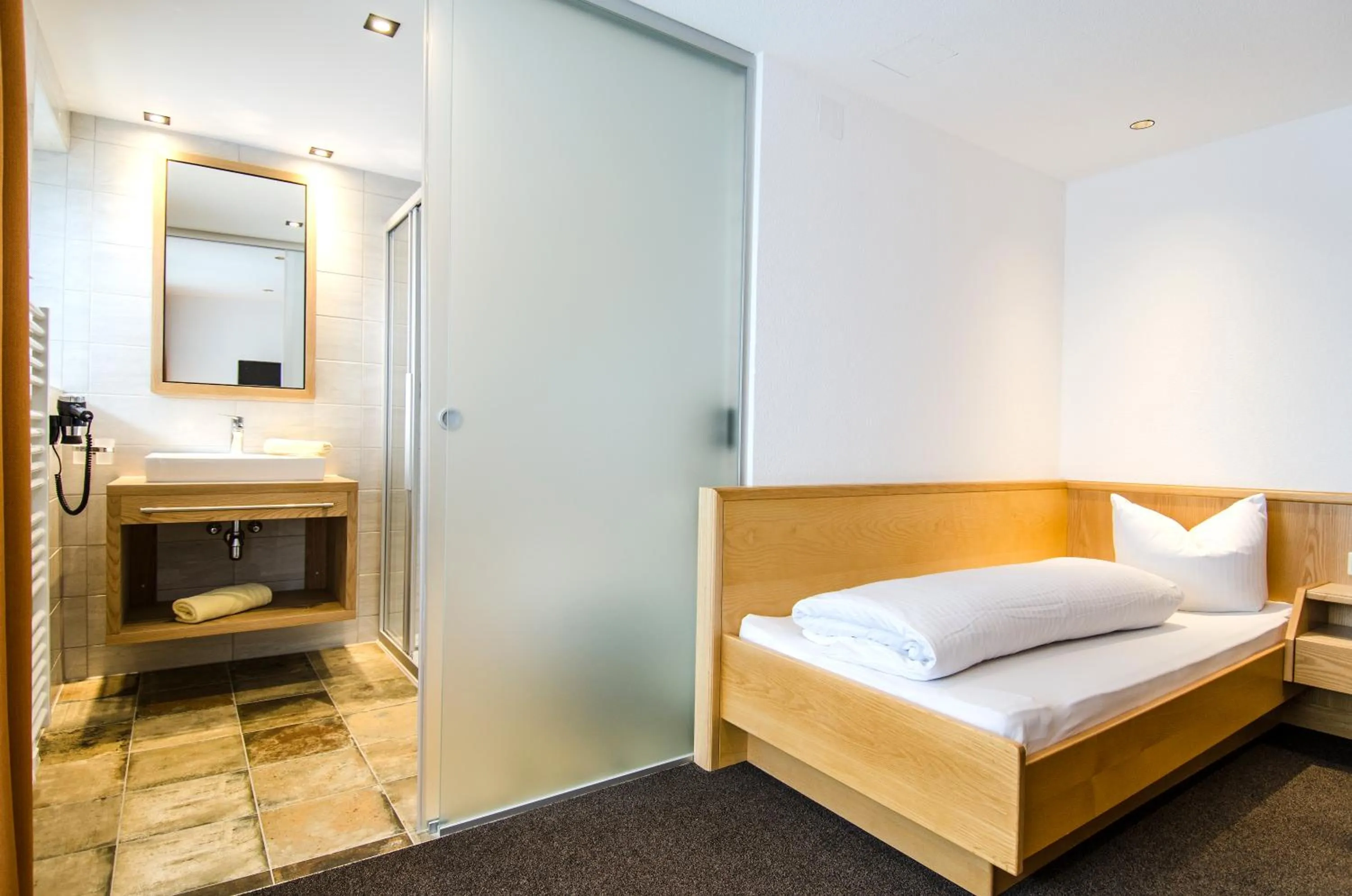 Shower, Bed in Hotel Garni Persutt