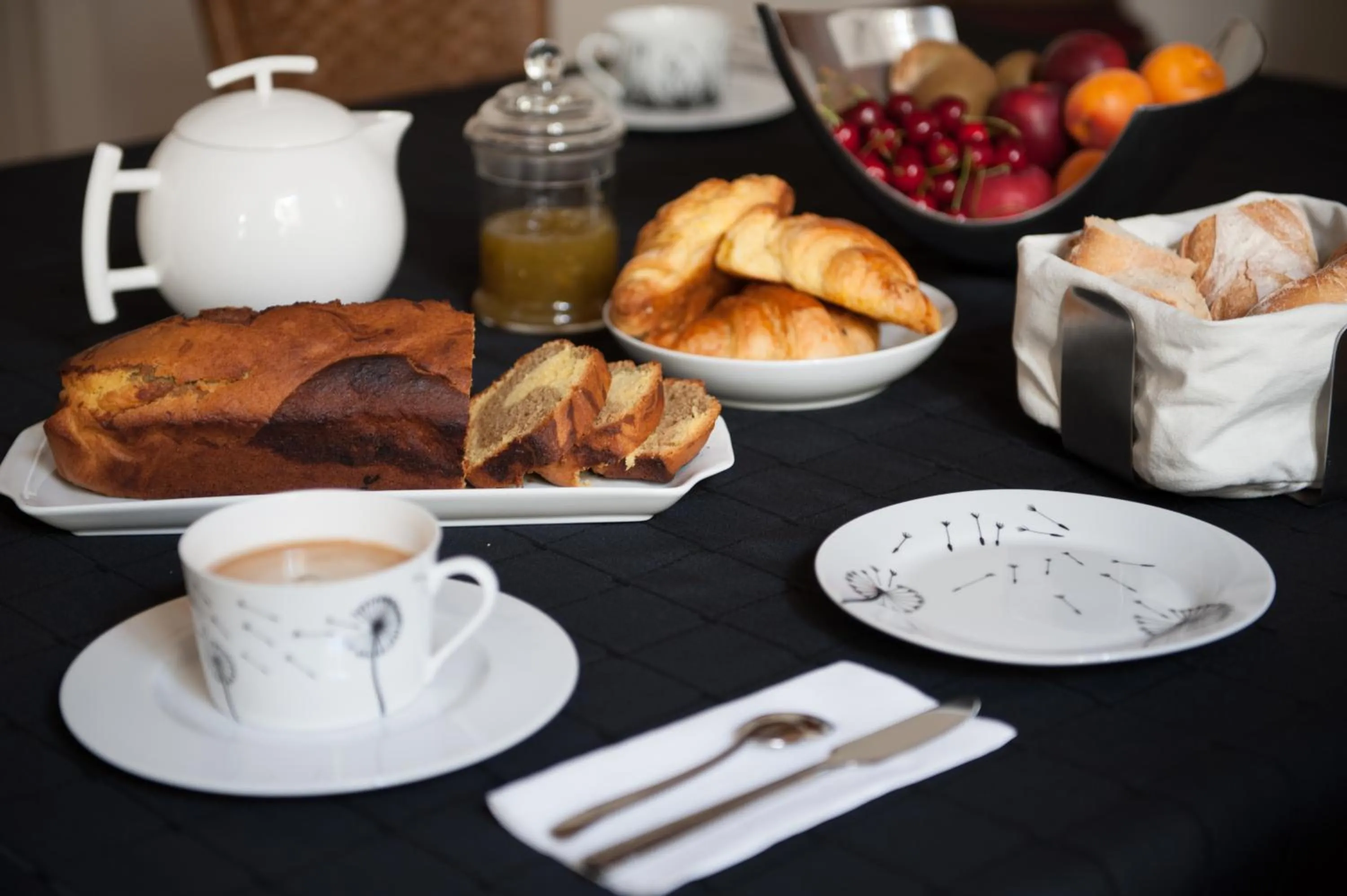 Continental breakfast in Aux Portes d'Honneur