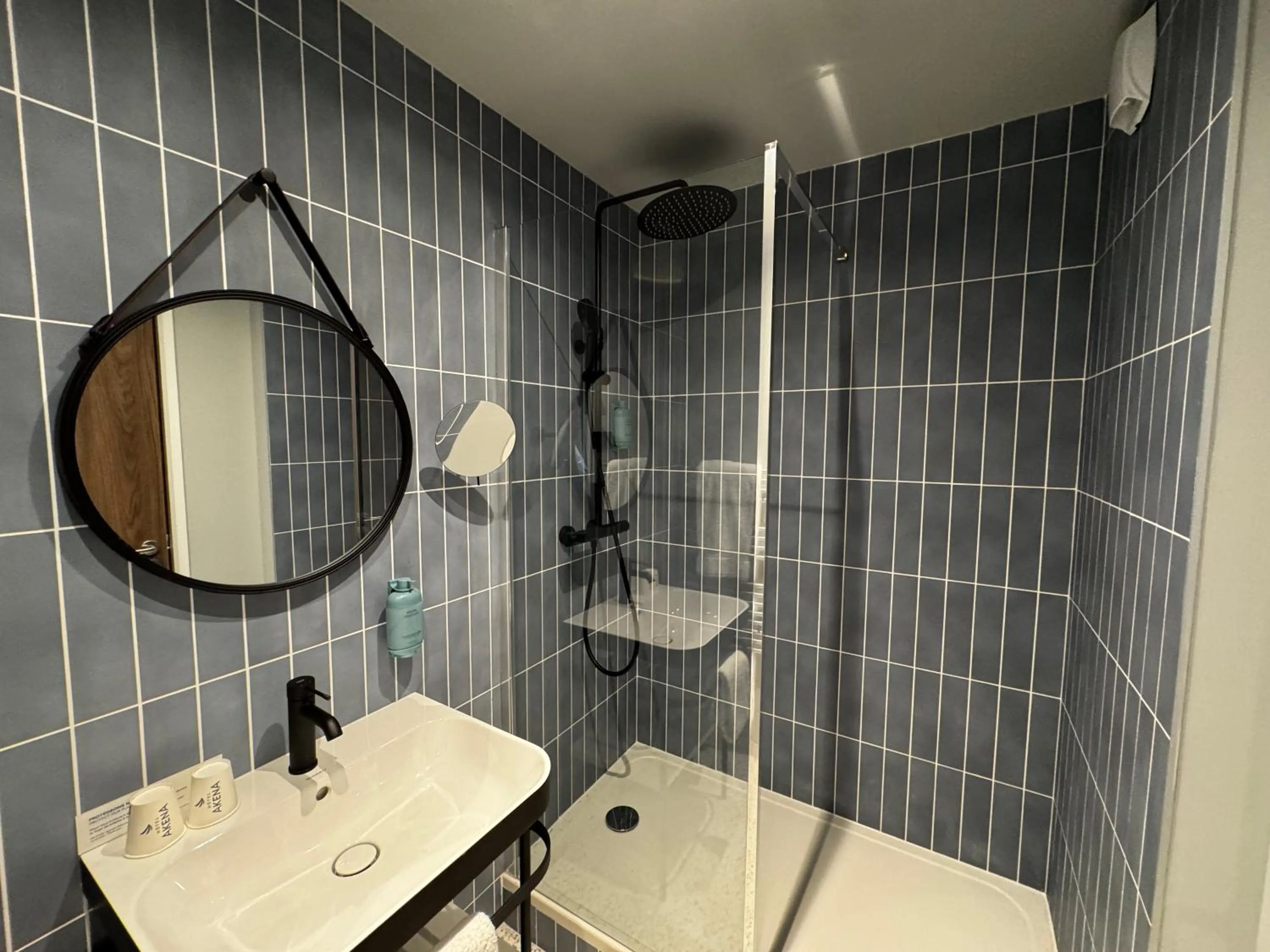 Shower in Hôtel AKENA Serris - Val d'Europe