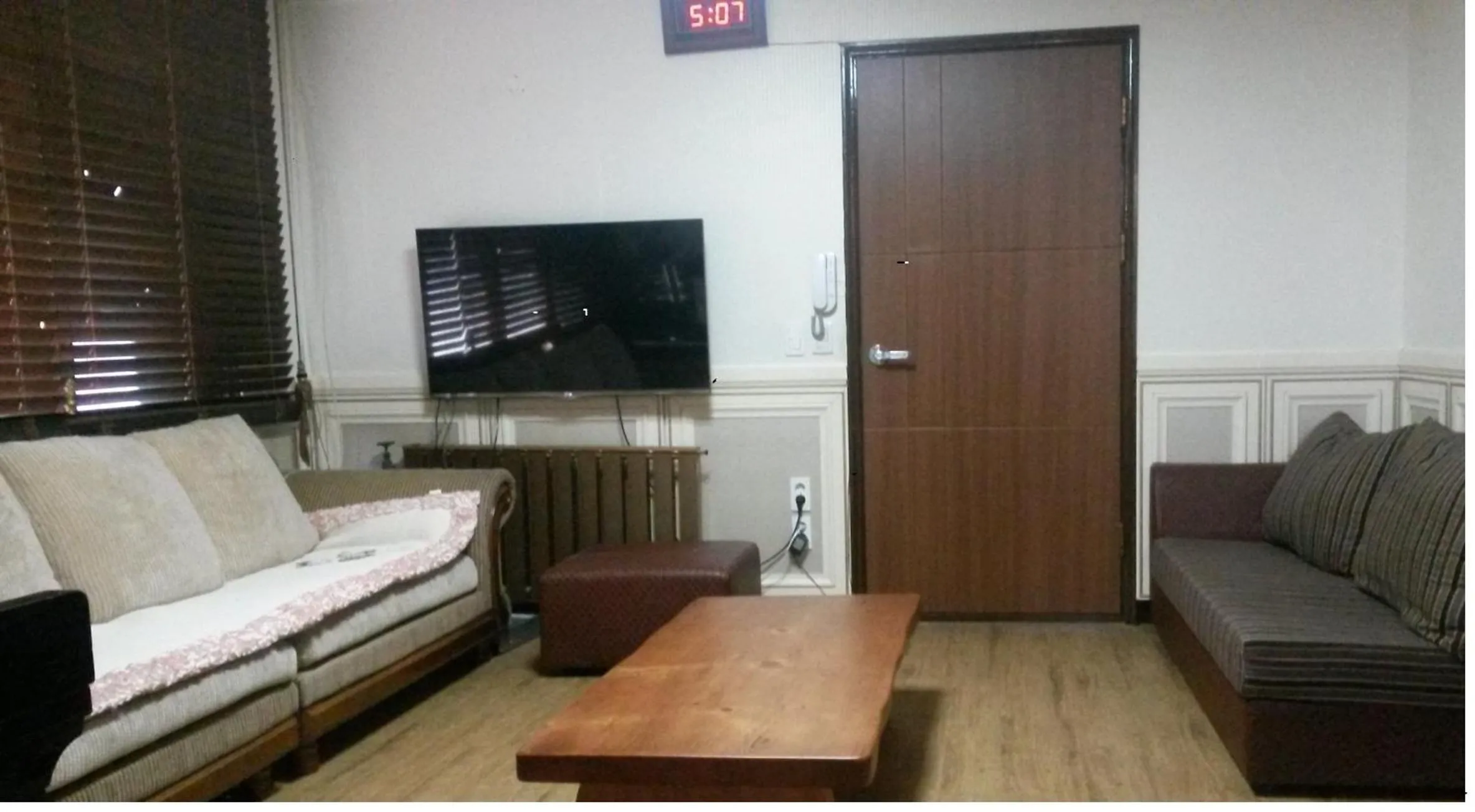 Communal lounge/ TV room in Green Guesthouse