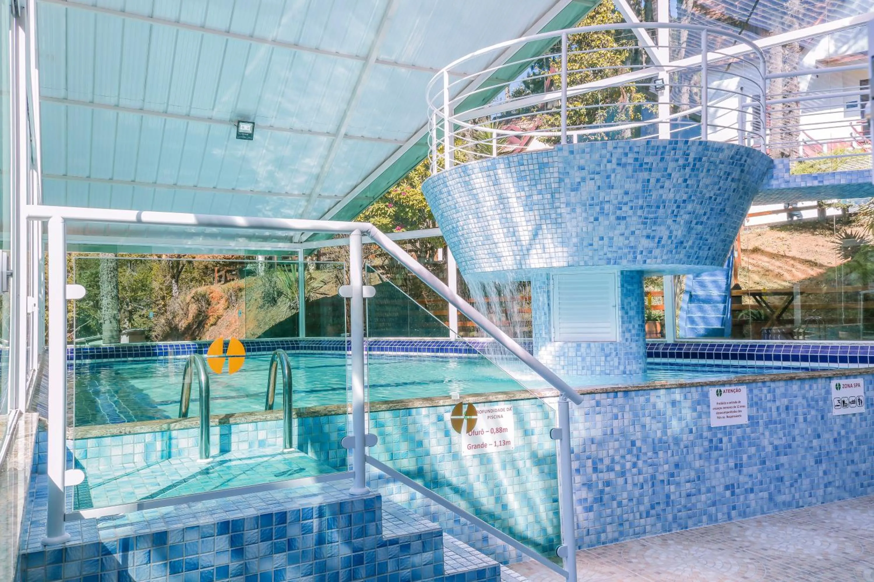 Swimming pool in Hotel Fazenda Golden Park Campos do Jordão