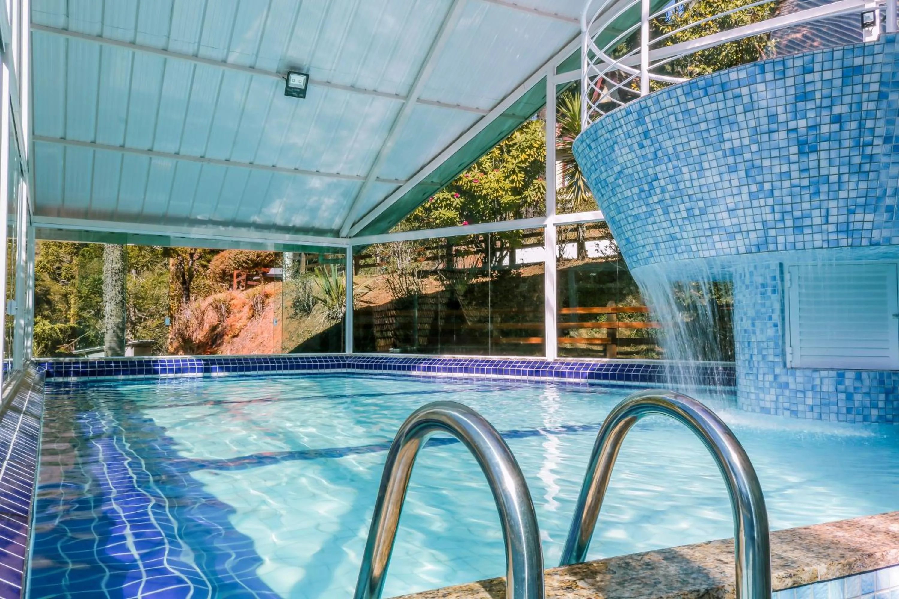 Swimming pool in Hotel Fazenda Golden Park Campos do Jordão