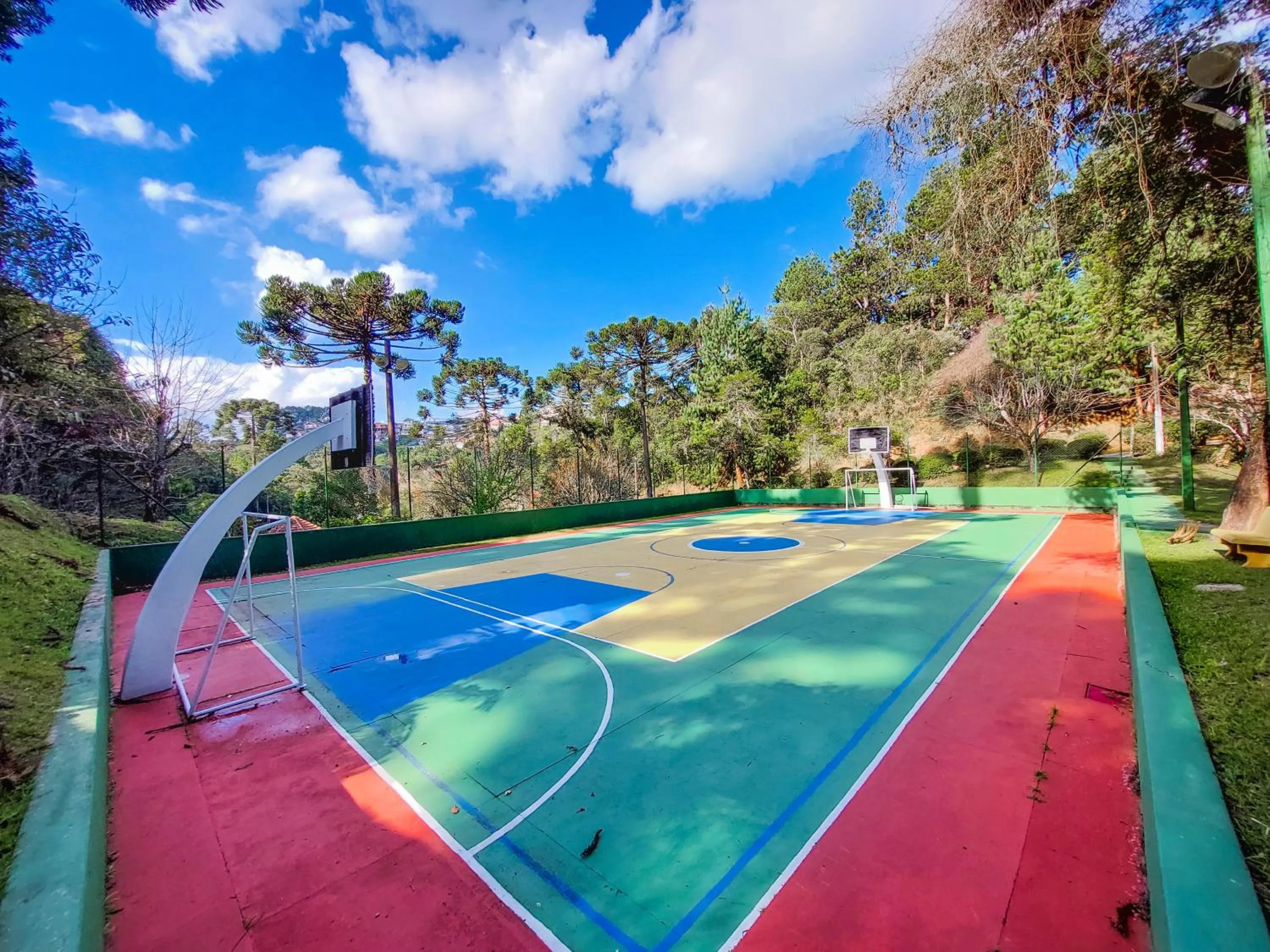 Tennis court in Hotel Fazenda Golden Park Campos do Jordão