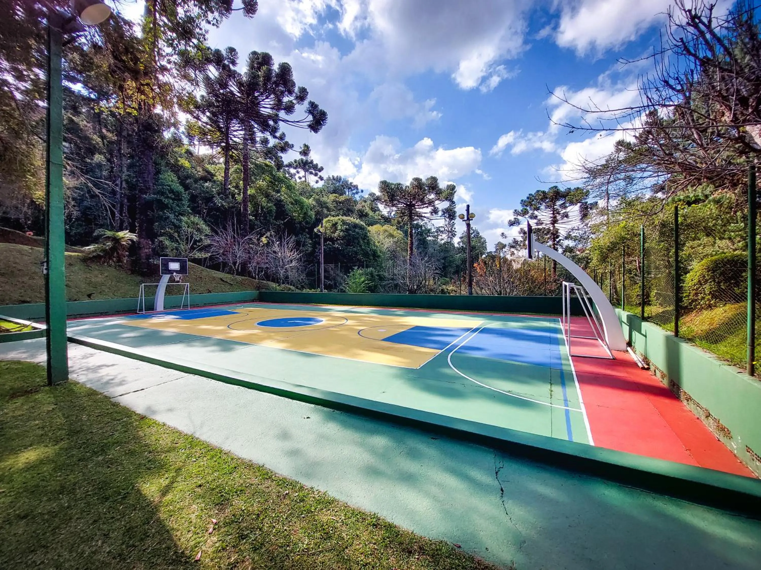Tennis court in Hotel Fazenda Golden Park Campos do Jordão