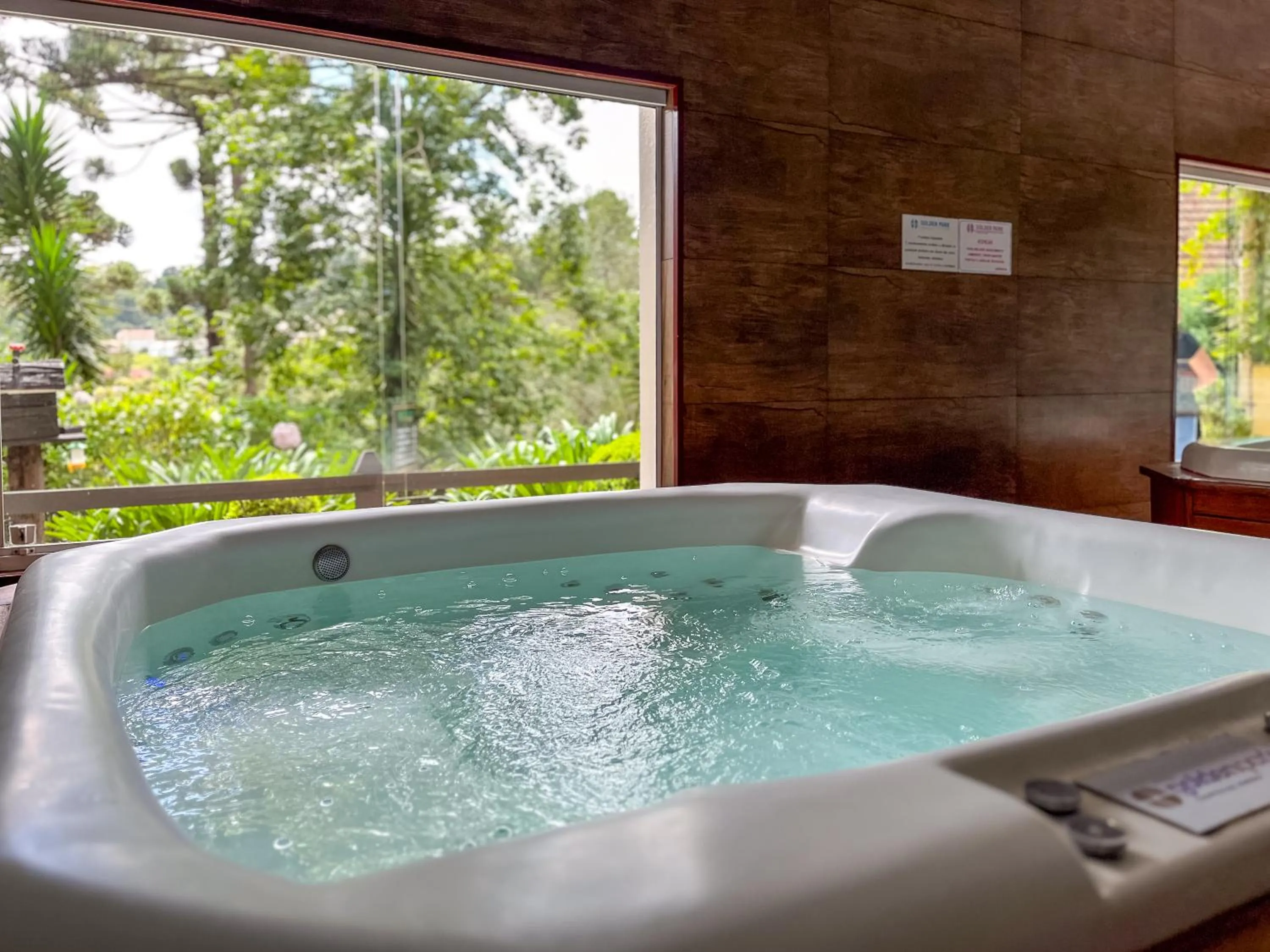 Swimming pool in Hotel Fazenda Golden Park Campos do Jordão