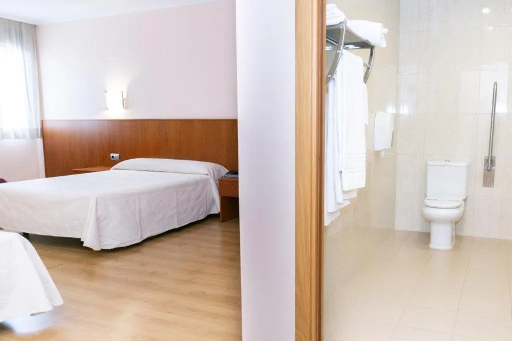 Shower, Bed in Andamur San Román