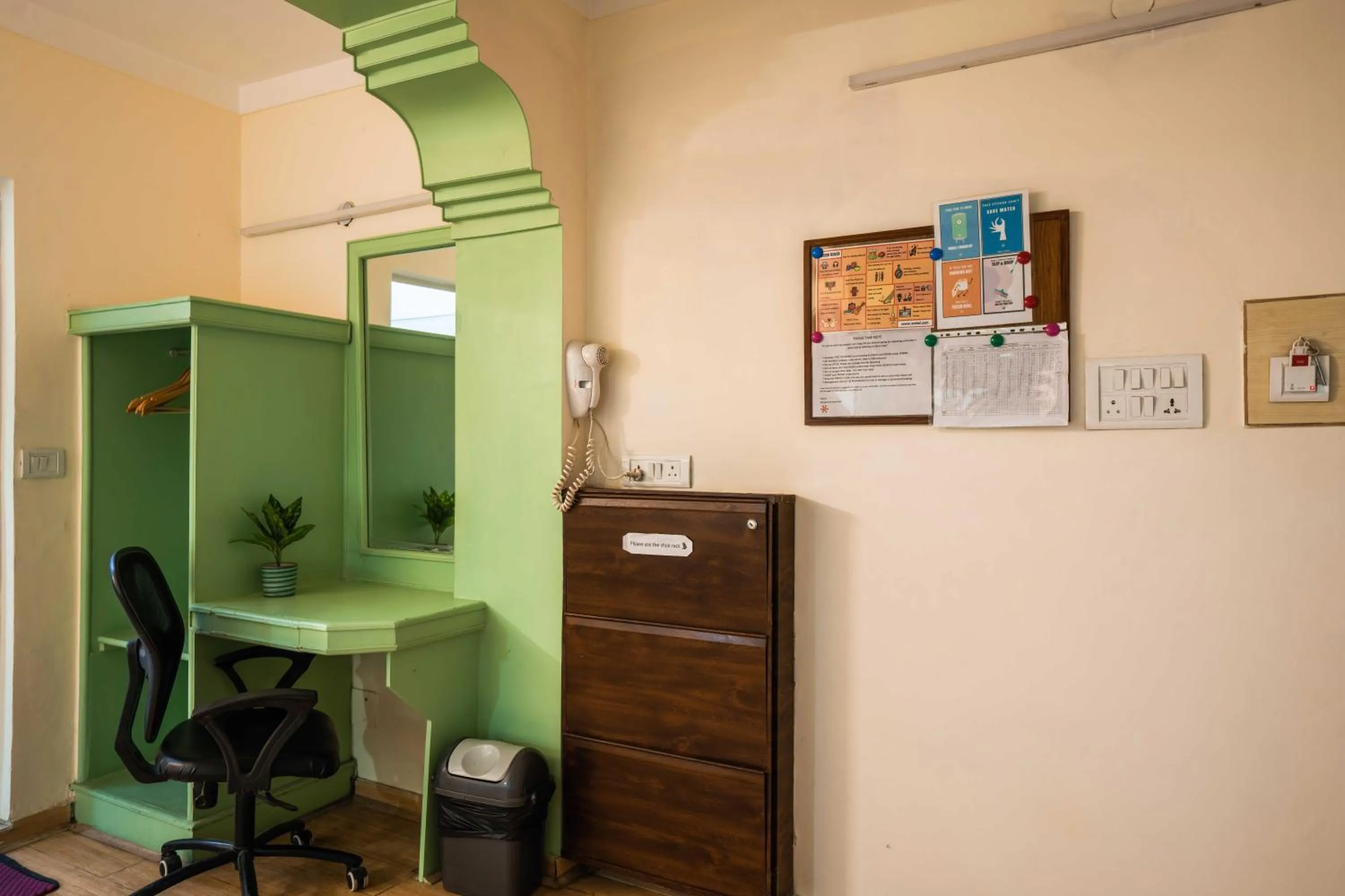 hair dresser in Zostel Delhi