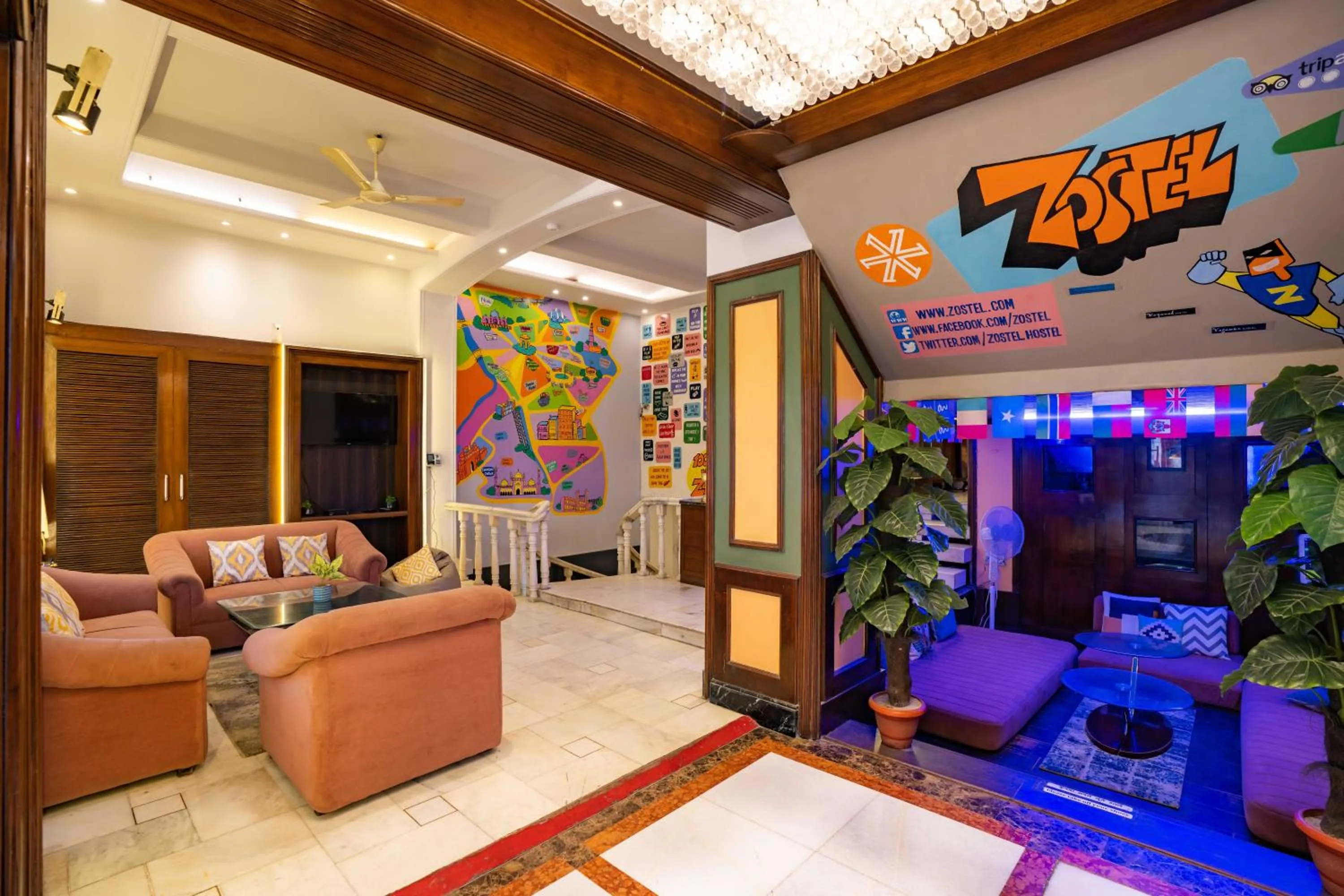 Communal lounge/ TV room in Zostel Delhi