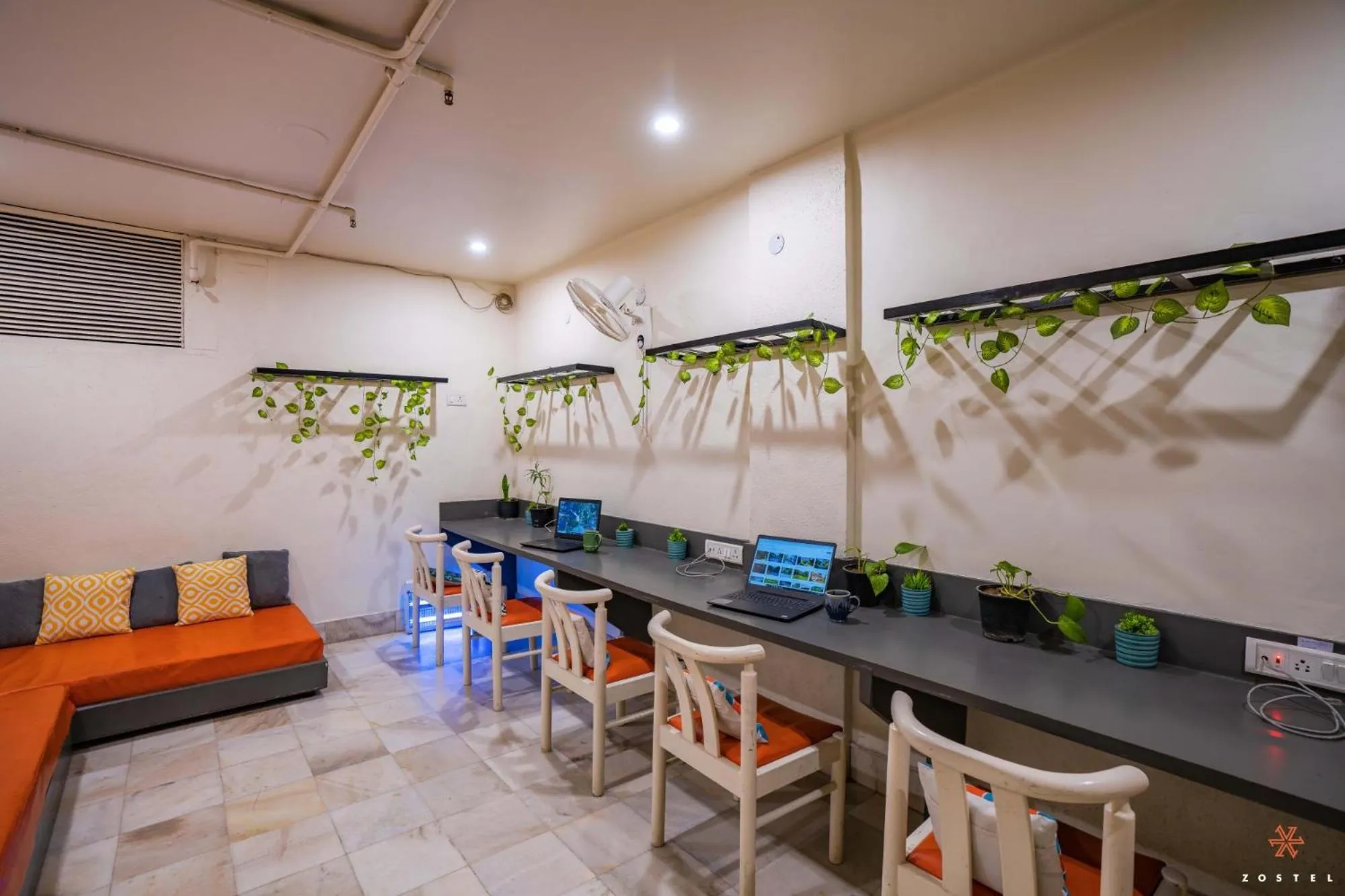 Communal lounge/ TV room in Zostel Delhi