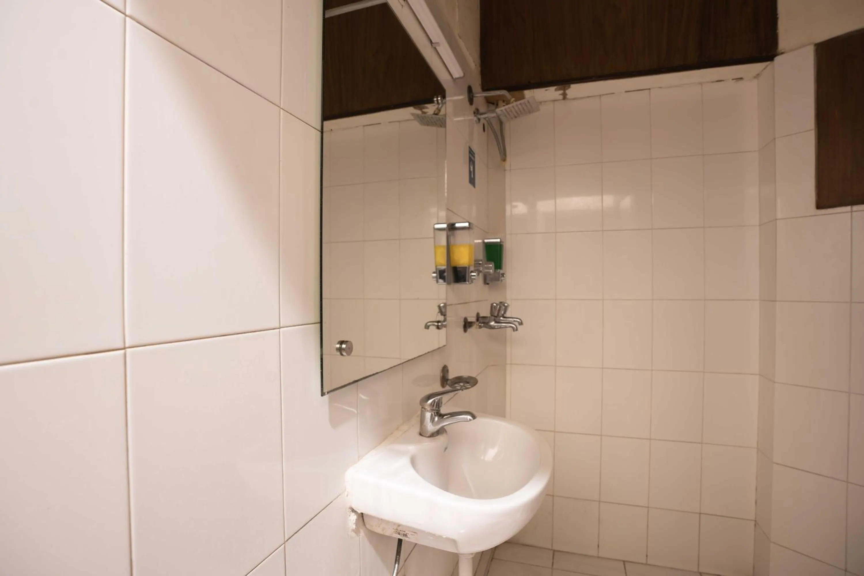 Shower in Zostel Delhi