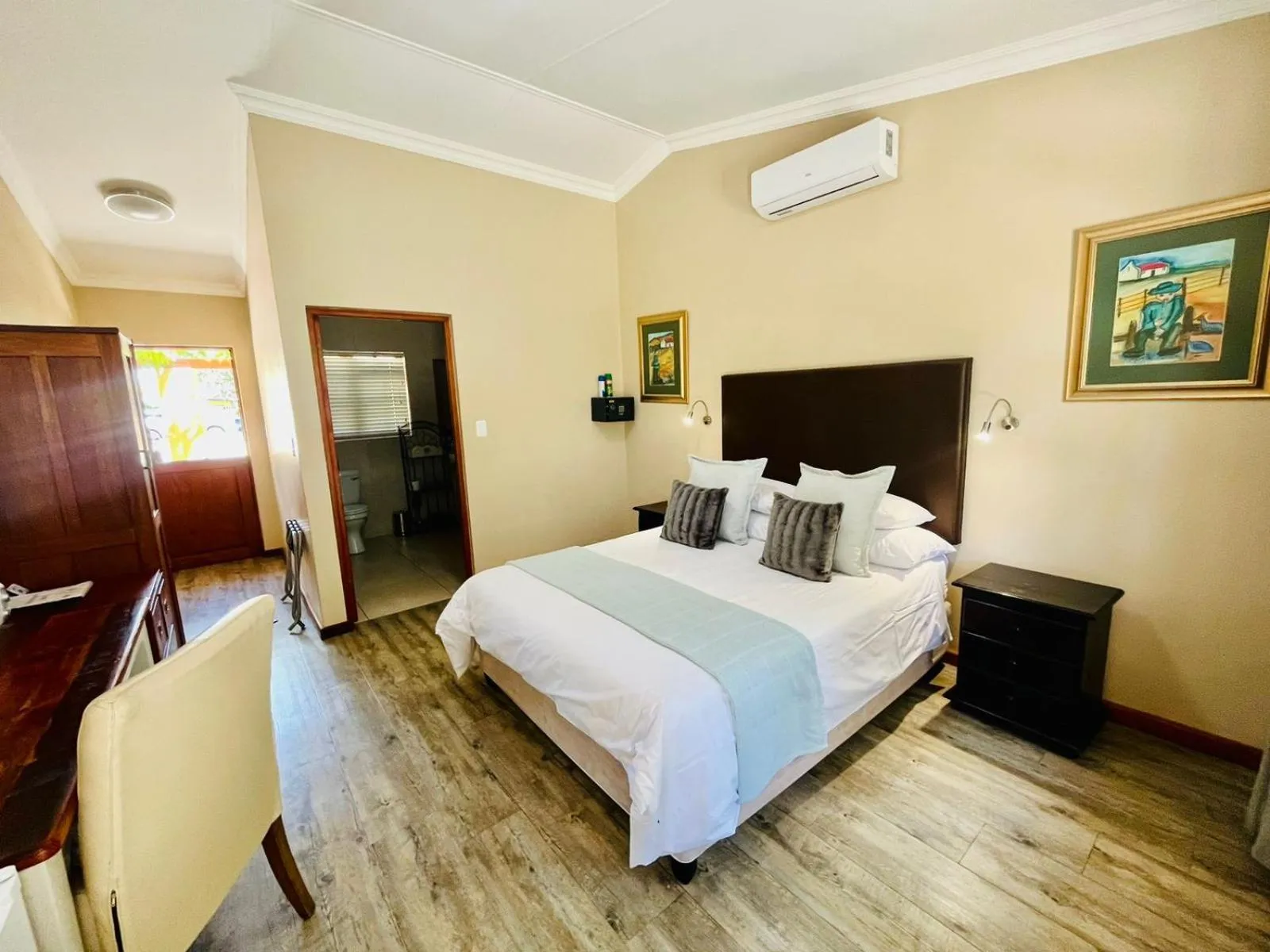 Photo of the whole room, Bed in 17 on Bird Guest House