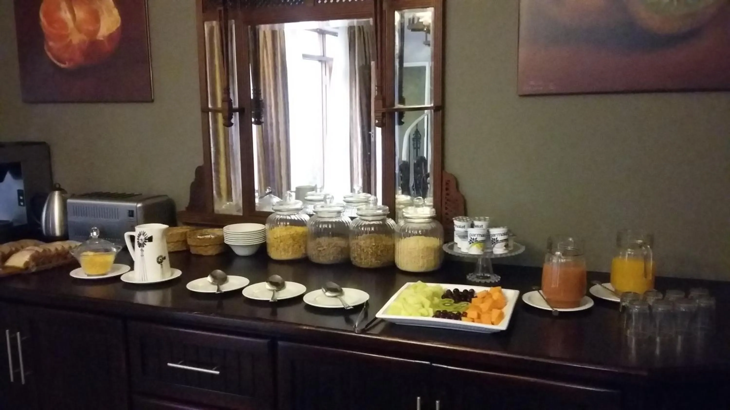 Meals in 17 on Bird Guest House