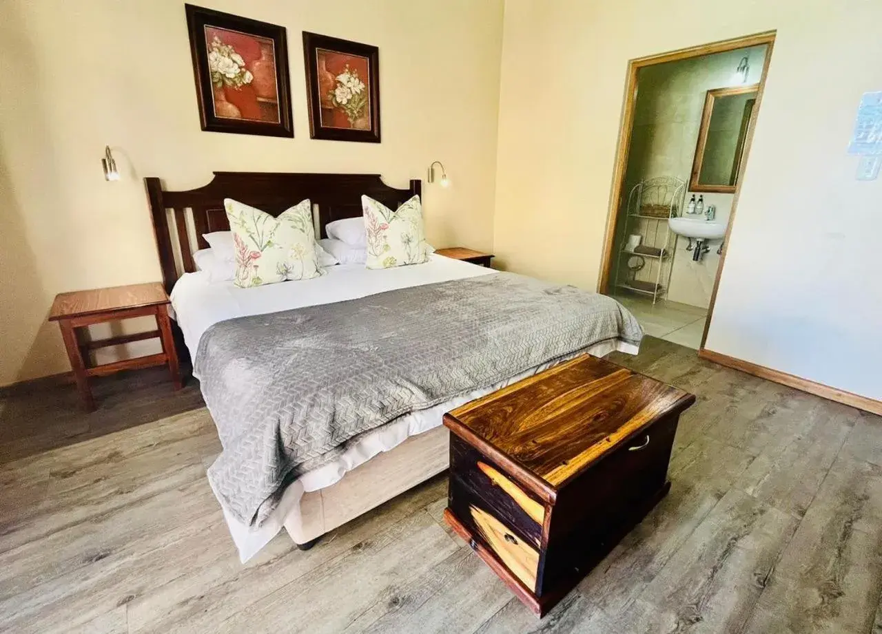 King Room - single occupancy in 17 on Bird Guest House King Room - single occupancy in 17 on Bird Guest House