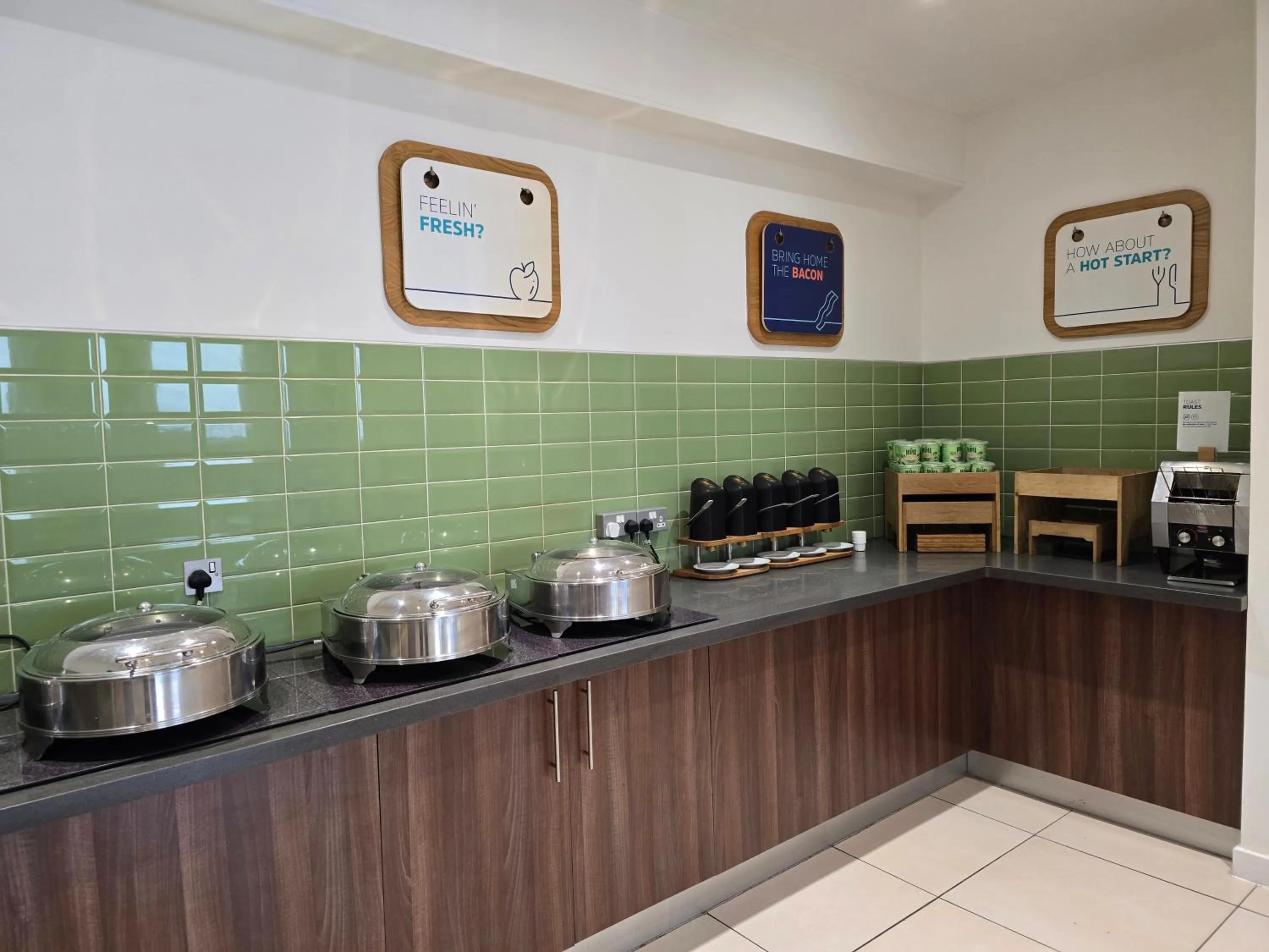 Restaurant/places to eat in Holiday Inn Express Wakefield by IHG