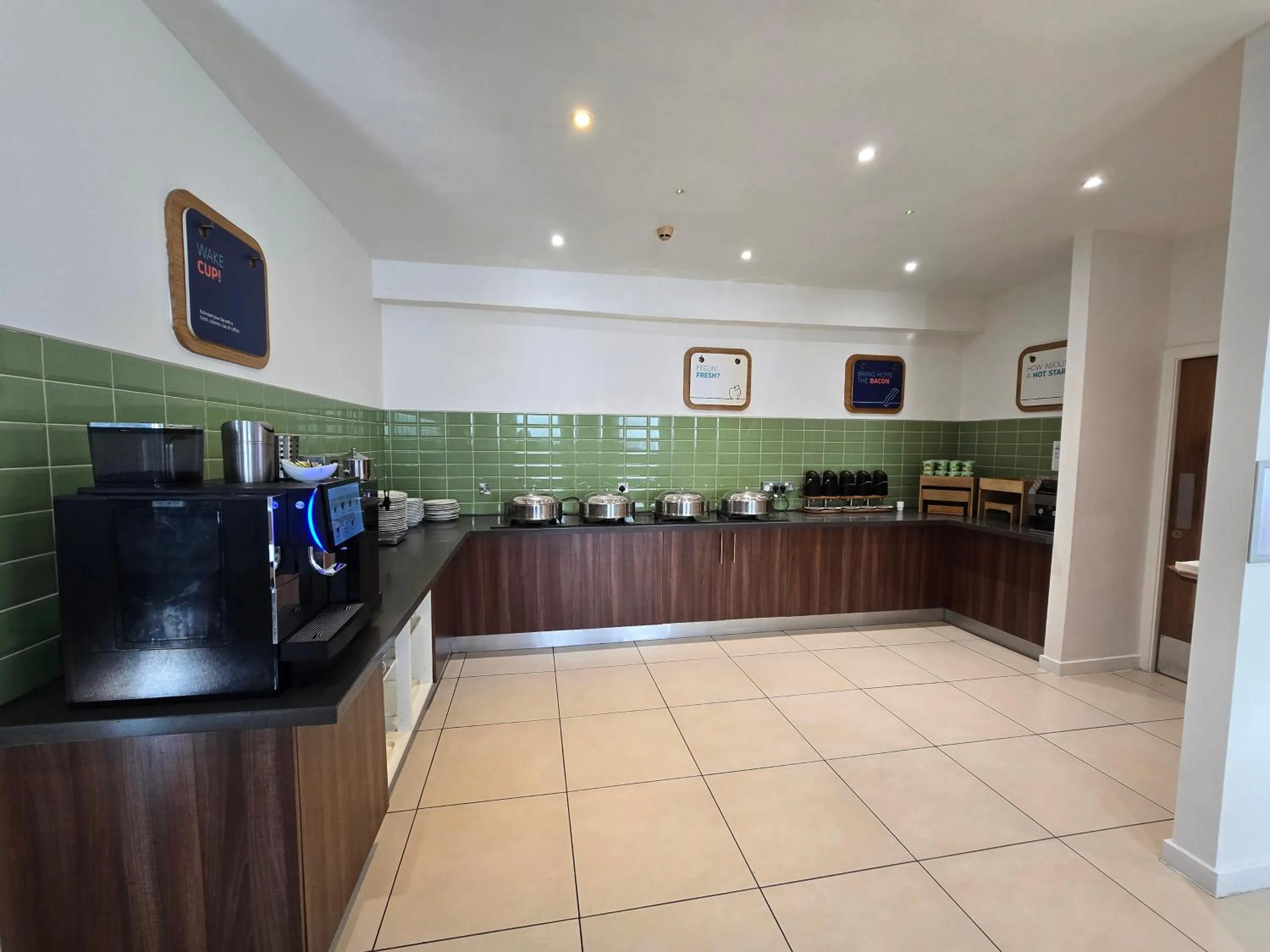 Restaurant/places to eat in Holiday Inn Express Wakefield by IHG