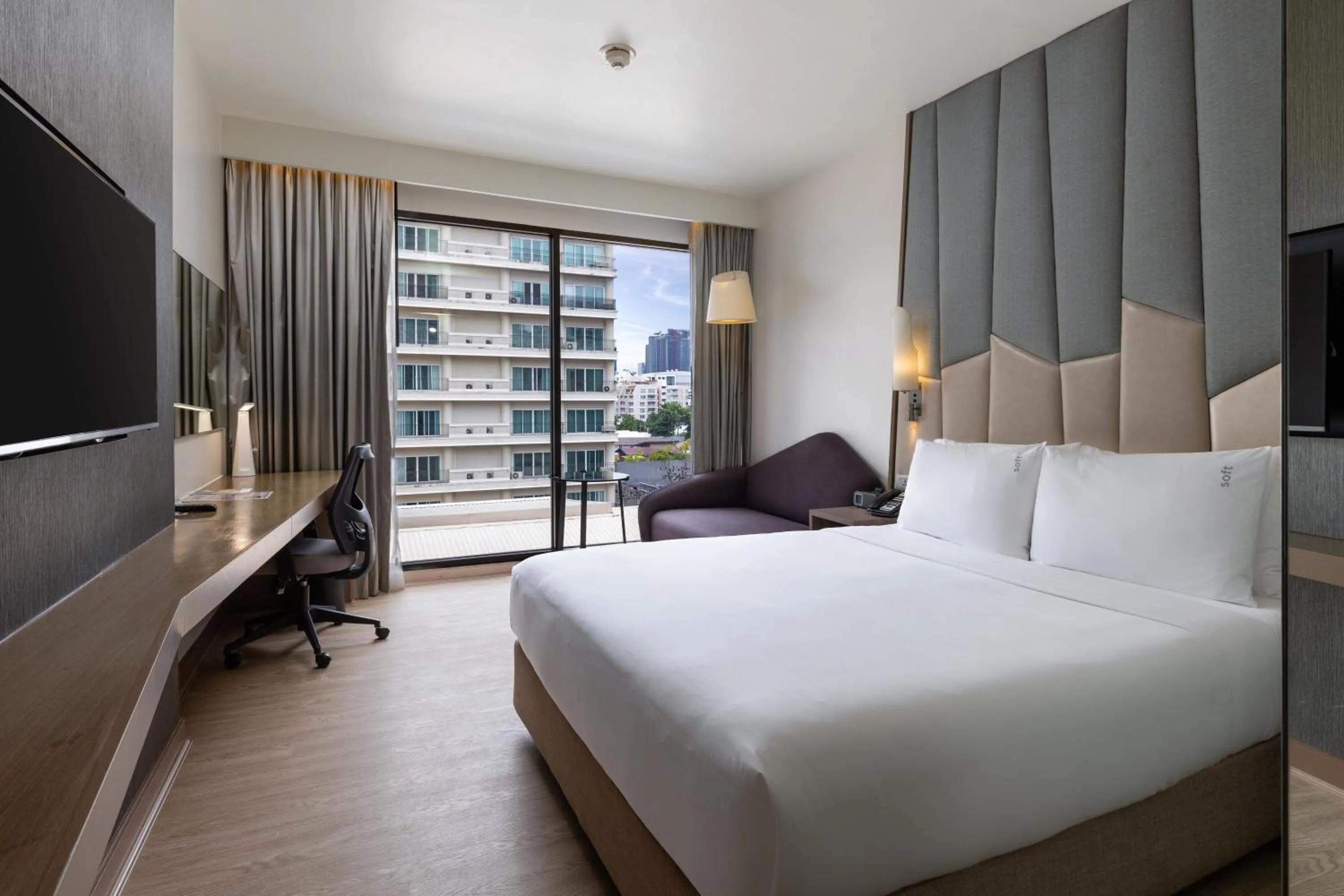 Bed in Holiday Inn Express Bangkok Sukhumvit 11 by IHG