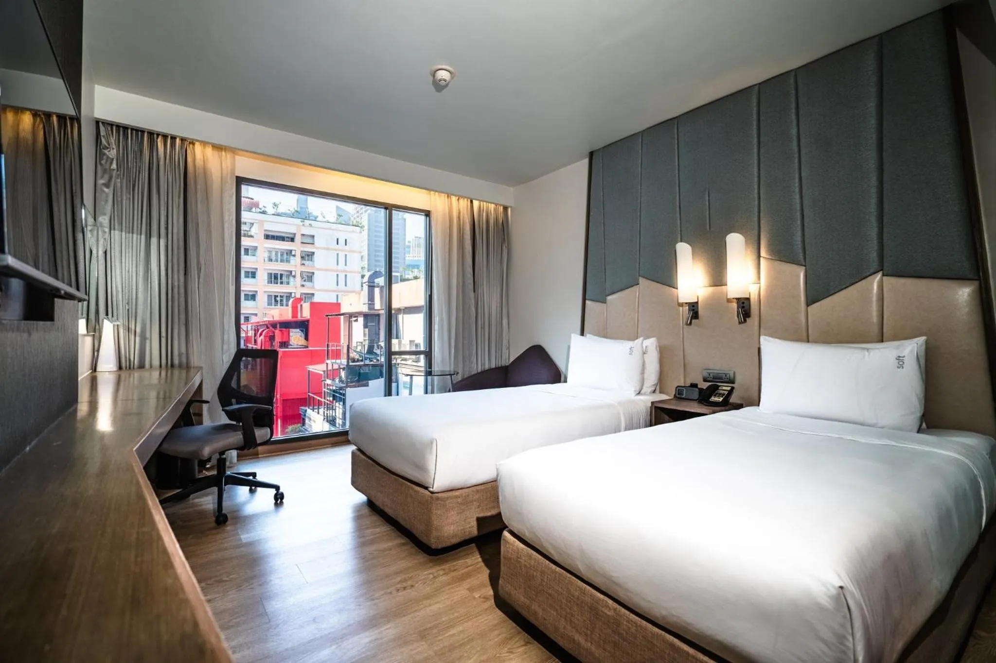 Photo of the whole room, Bed in Holiday Inn Express Bangkok Sukhumvit 11 by IHG