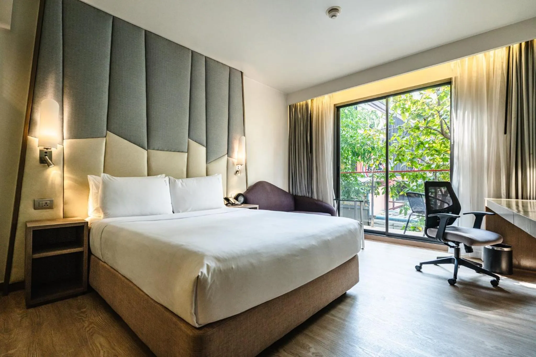 Photo of the whole room, Bed in Holiday Inn Express Bangkok Sukhumvit 11 by IHG