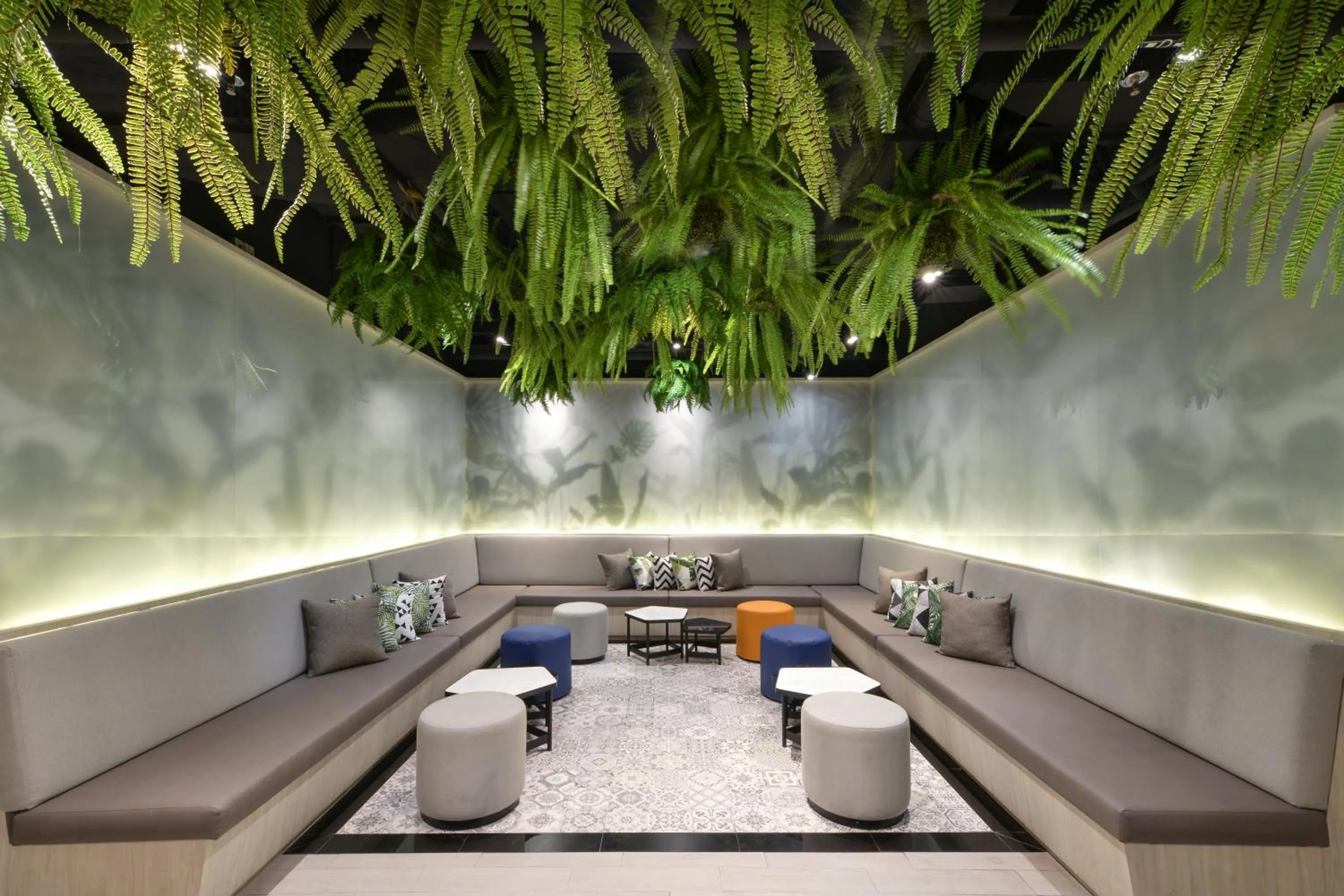 Meeting/conference room in Holiday Inn Express Bangkok Sukhumvit 11 by IHG